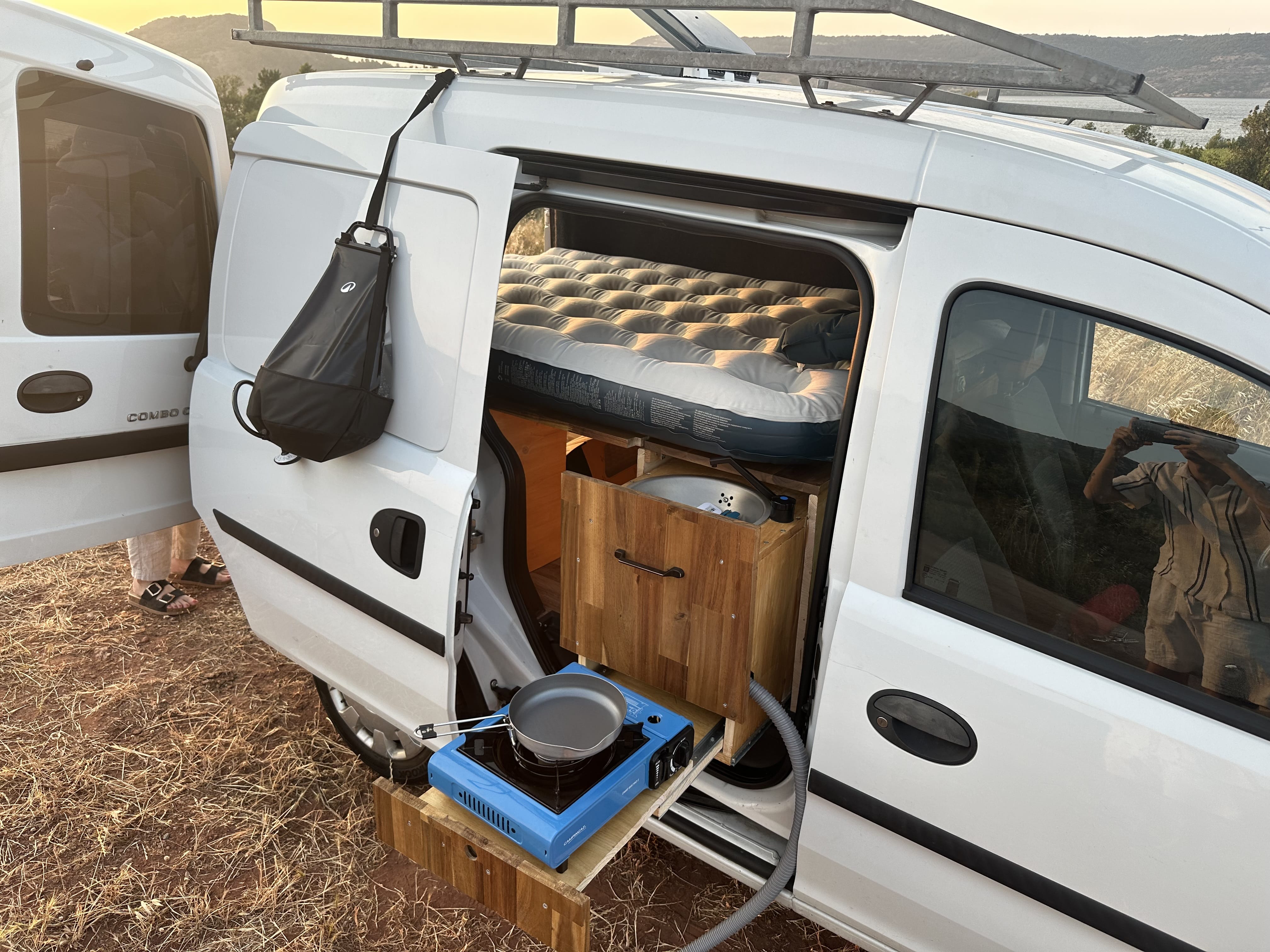 Opel Combo Aménagé 2 personnes - Cuisine - Douche solaire - Lit 2 places avec Attelage