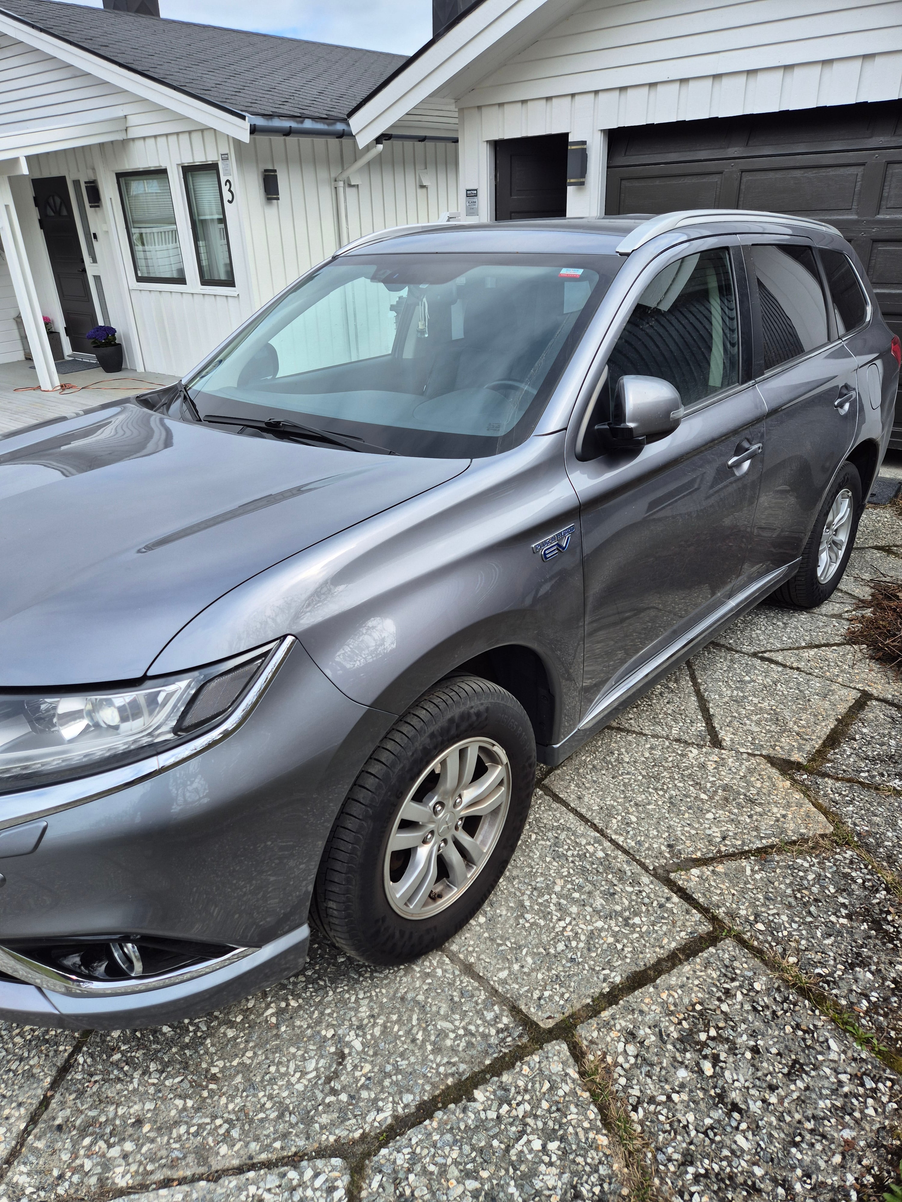 Mitsubishi Outlander Hybrid med Cruisekontroll
