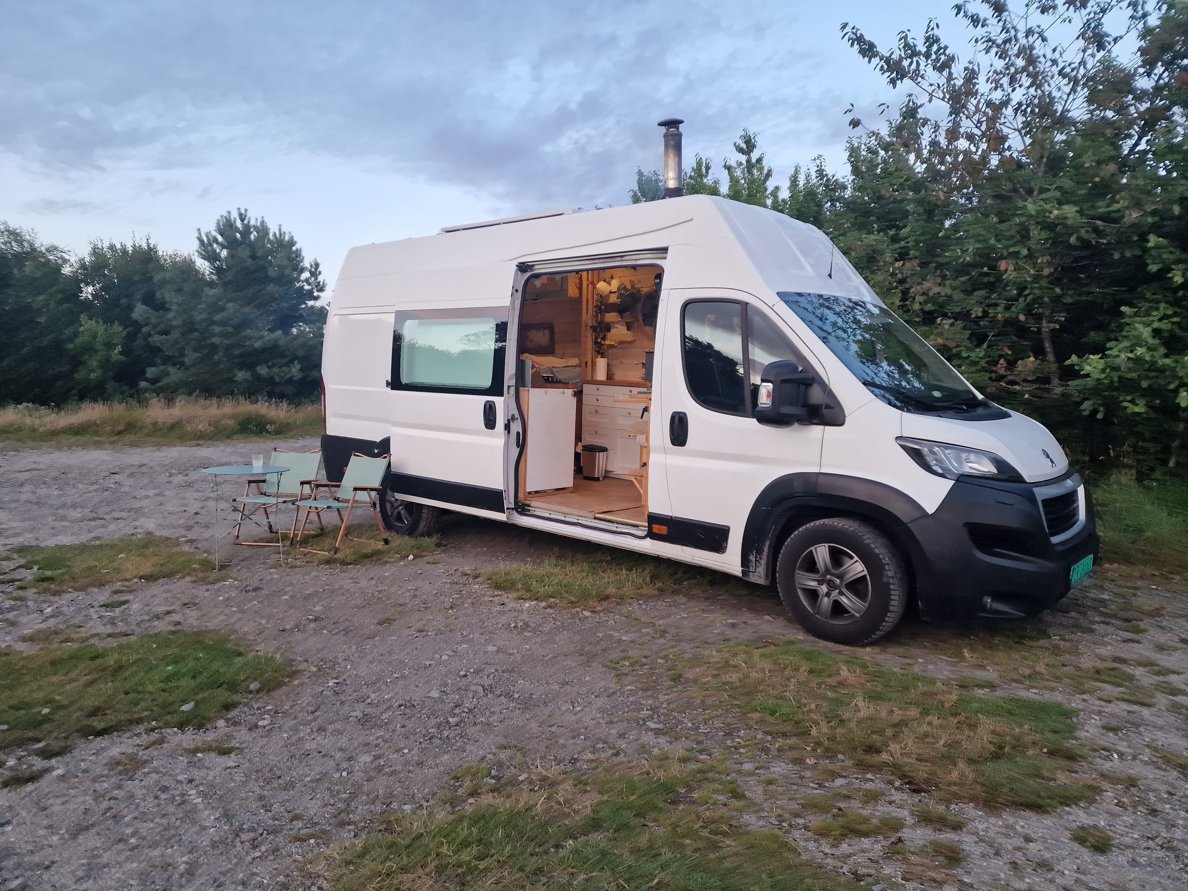 Peugeot Boxer Campervan med peis og kjøkken med Tilhengerfeste