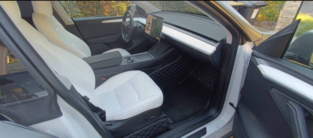 Tesla Model Y avec GPS