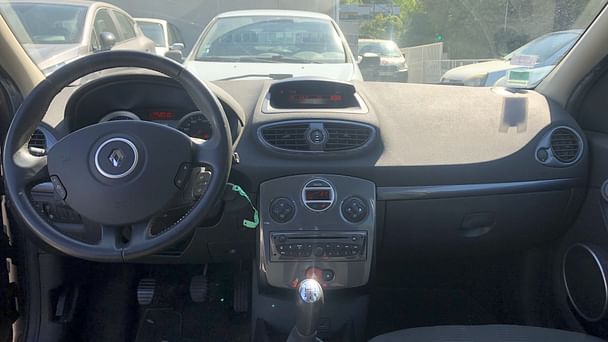 Renault Clio Louez la Renault Clio Essence – Pratique, Confortable et Économique !