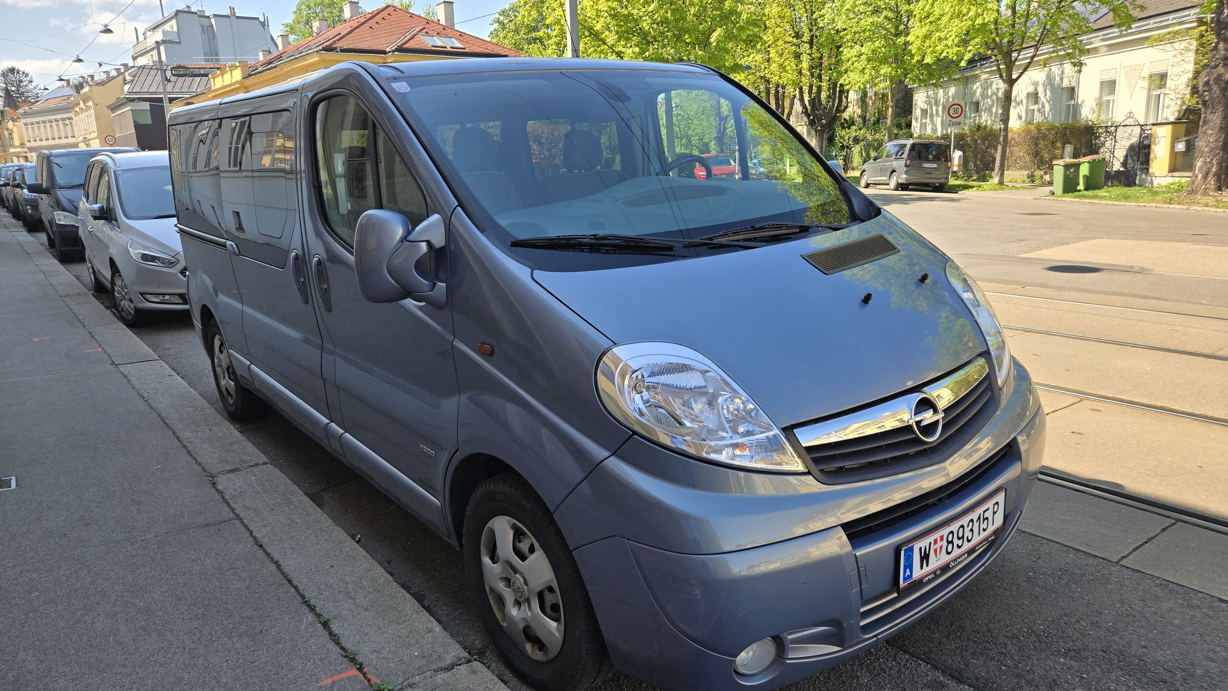 Opel Vivaro, 2012, Diesel, Automatik, 9 Sitze und mehr