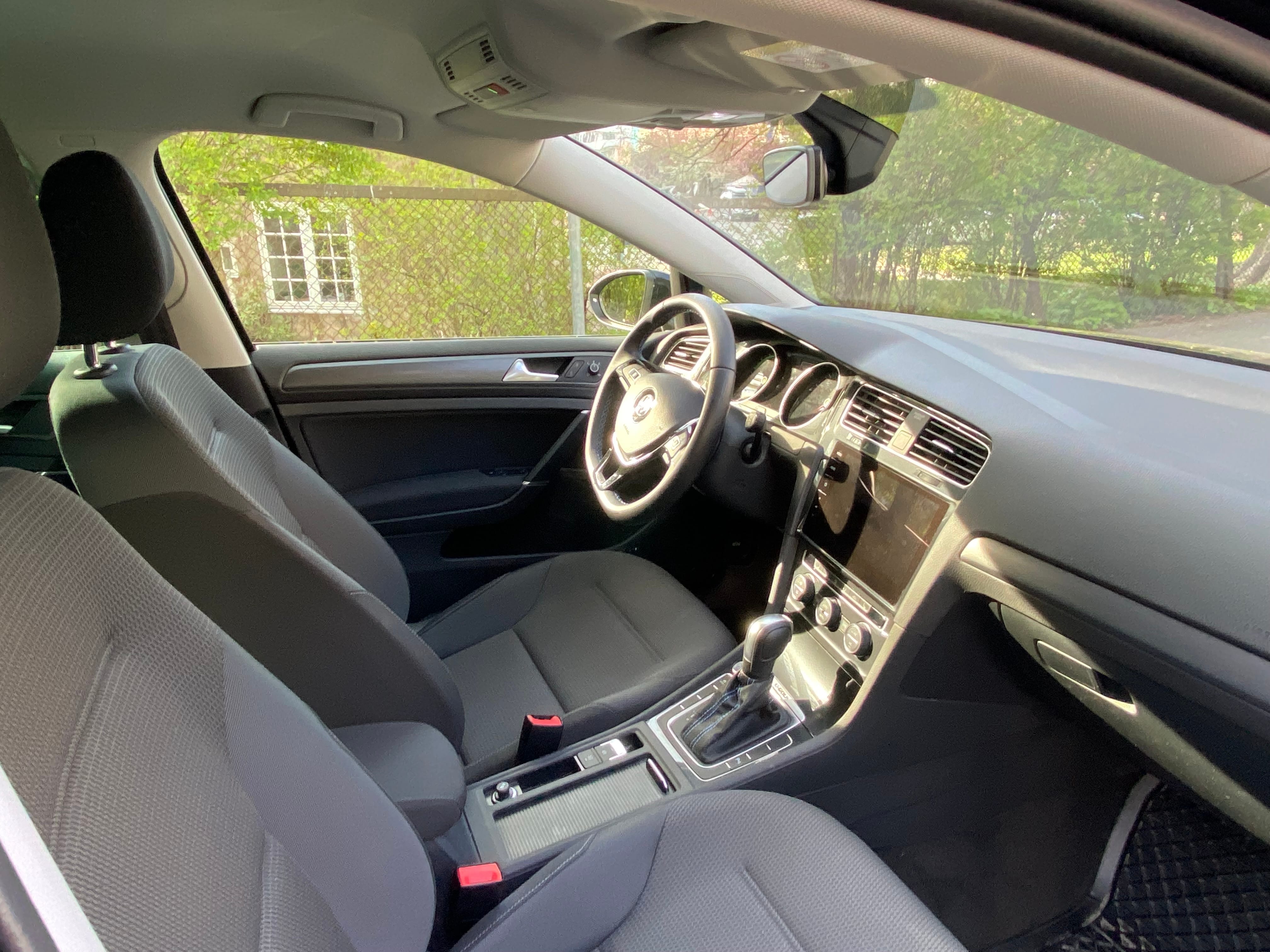 Volkswagen e-Golf mit Kindersitz