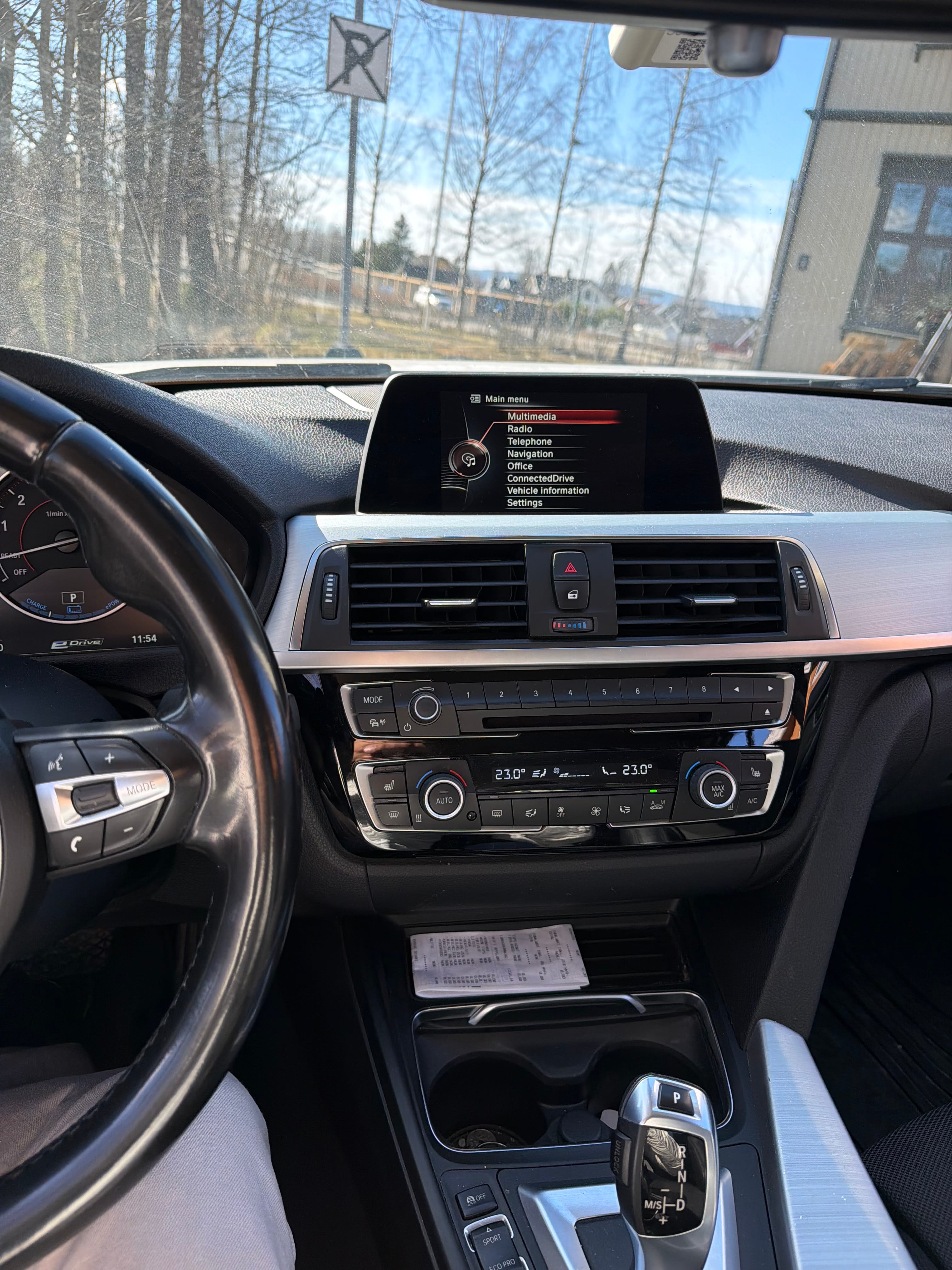 BMW 3 Series 330e iPerformance med GPS