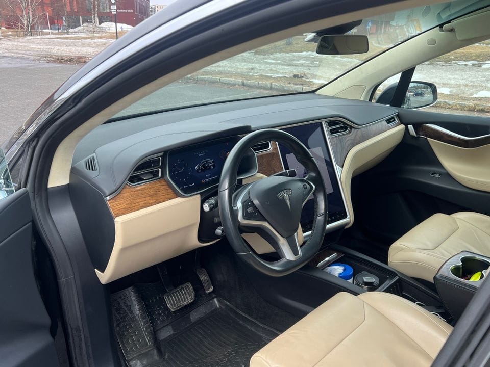 Tesla Model X med Cruisekontroll