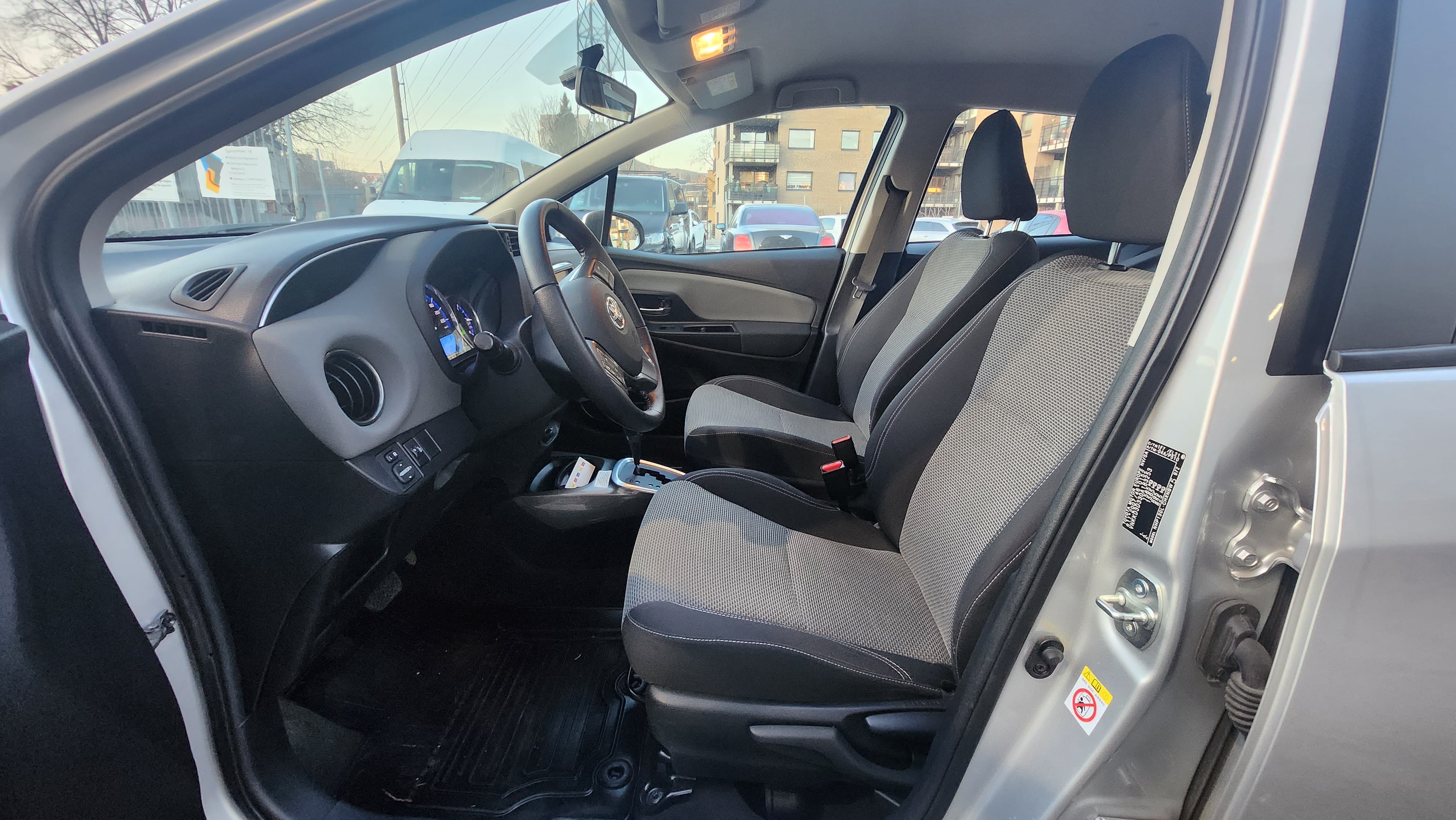 Toyota Yaris Hybrid 1,5 Bensin/Hybrid, Automat, inkl. Beboerkort sone parkering med Vinterdekk