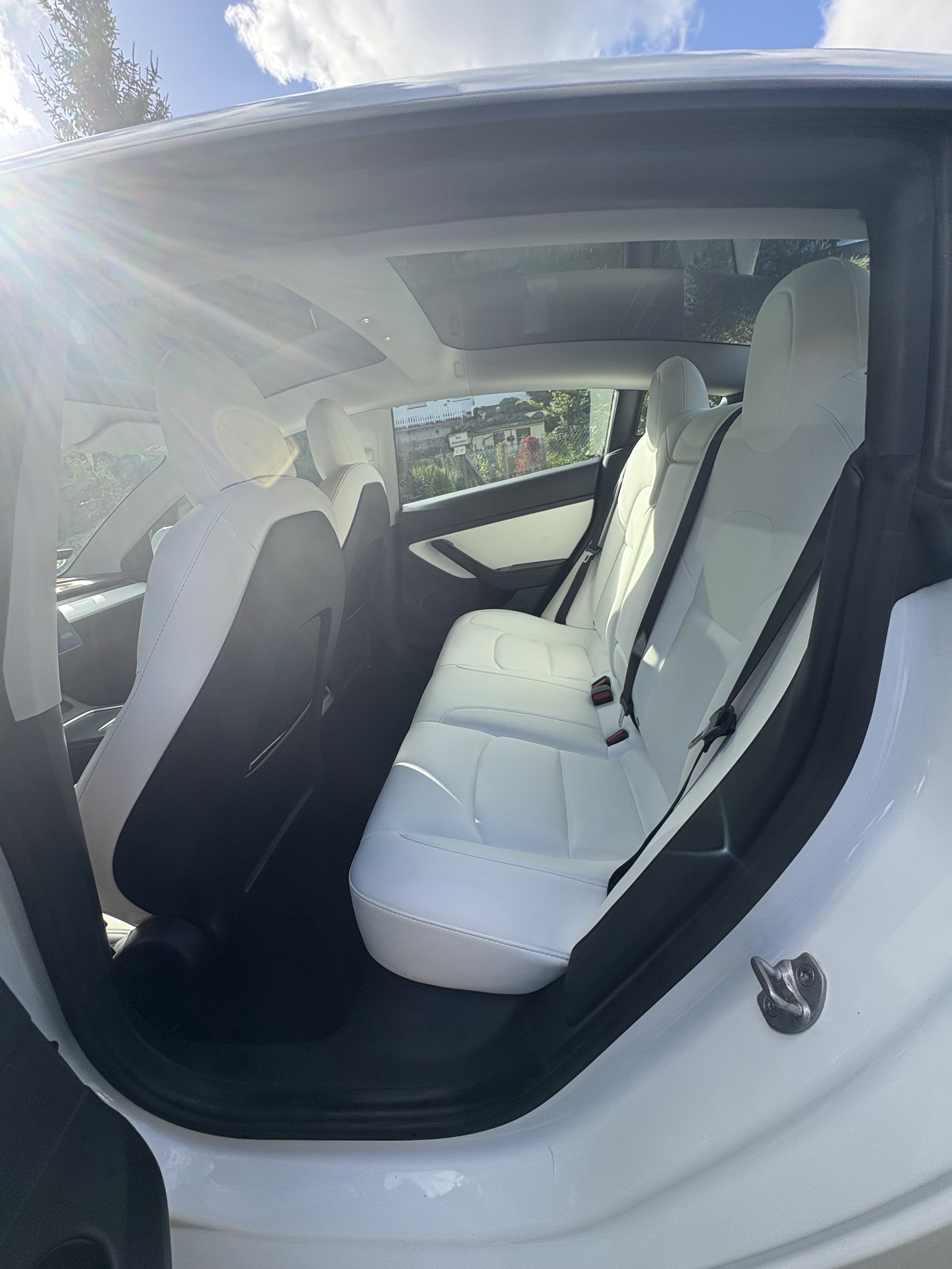 Tesla Model 3 Performance weiss/ weiss mit Apple CarPlay
