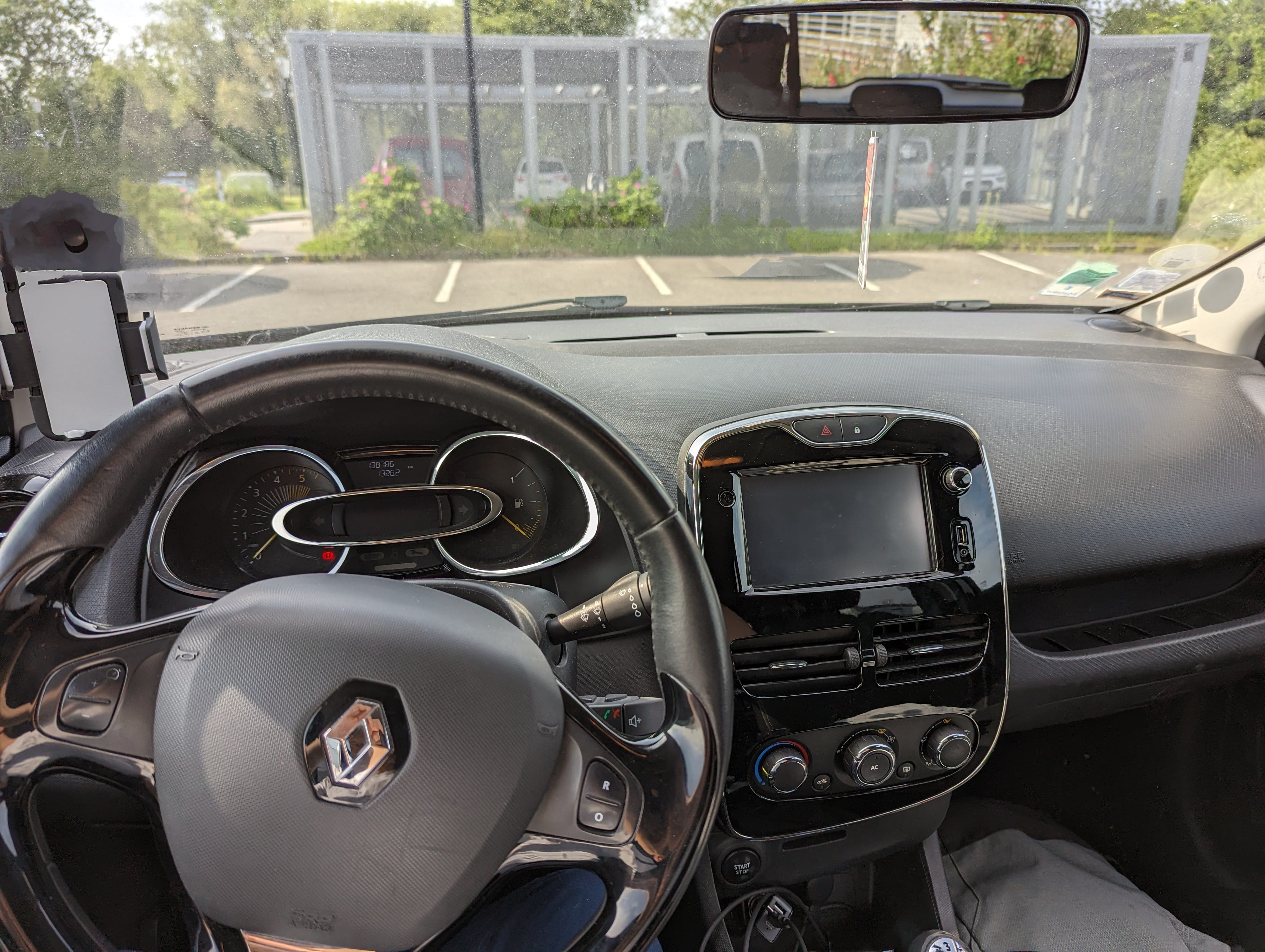 Renault Clio IV Noire, équipée de Barre de toit avec Régulateur de vitesse