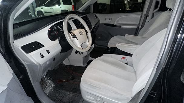 Toyota Sienna LE 8-Passenger with GPS