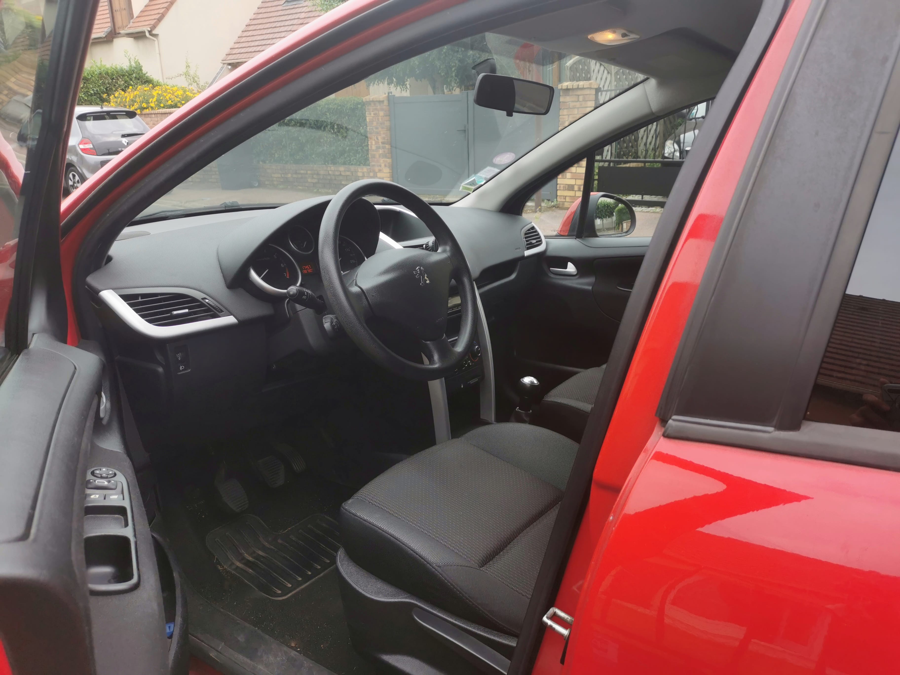 Peugeot 207+ avec Siège bébé