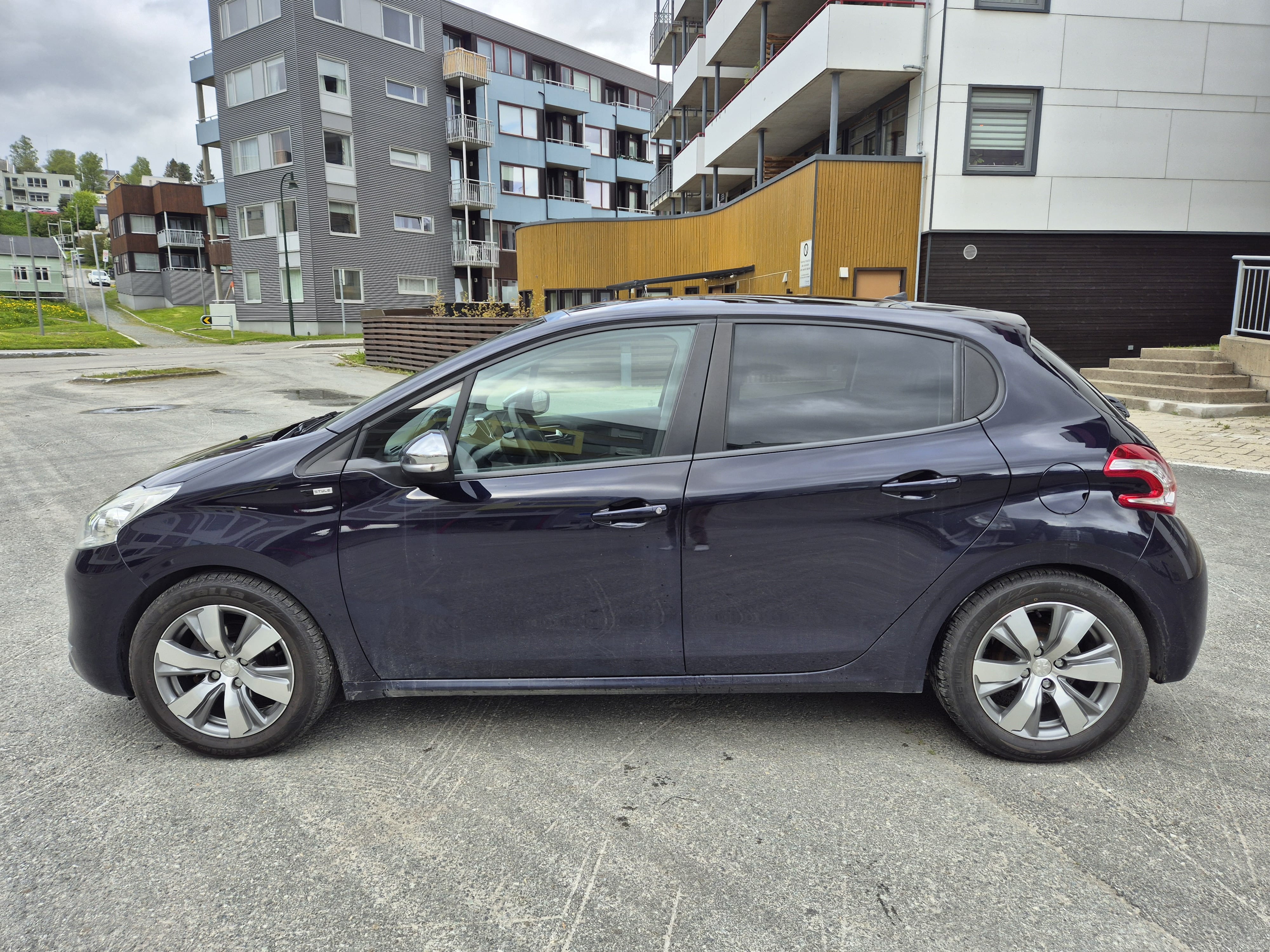 Peugeot 208 mit Kindersitz