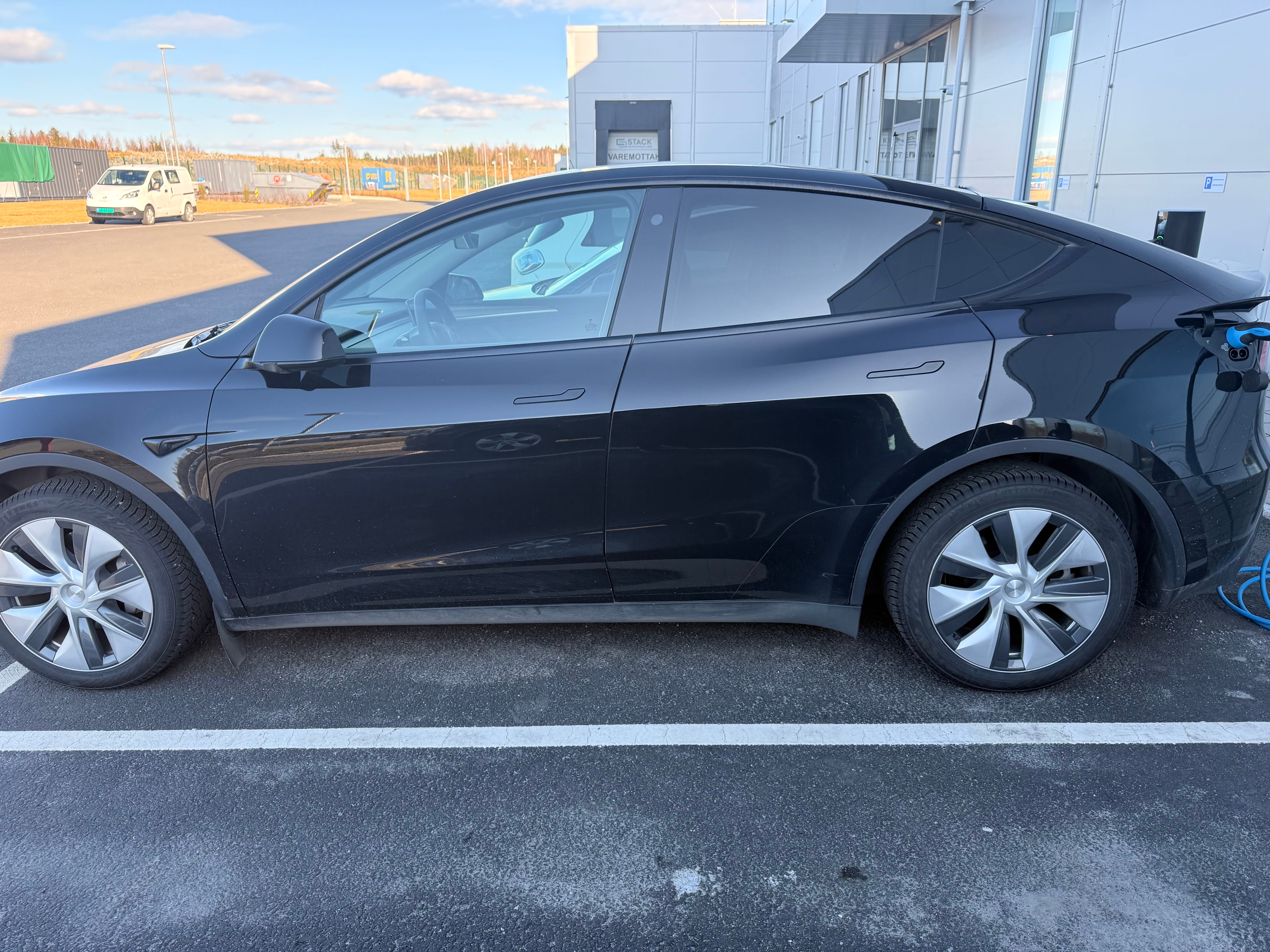 Tesla Model Y Standard Range med Aircondition