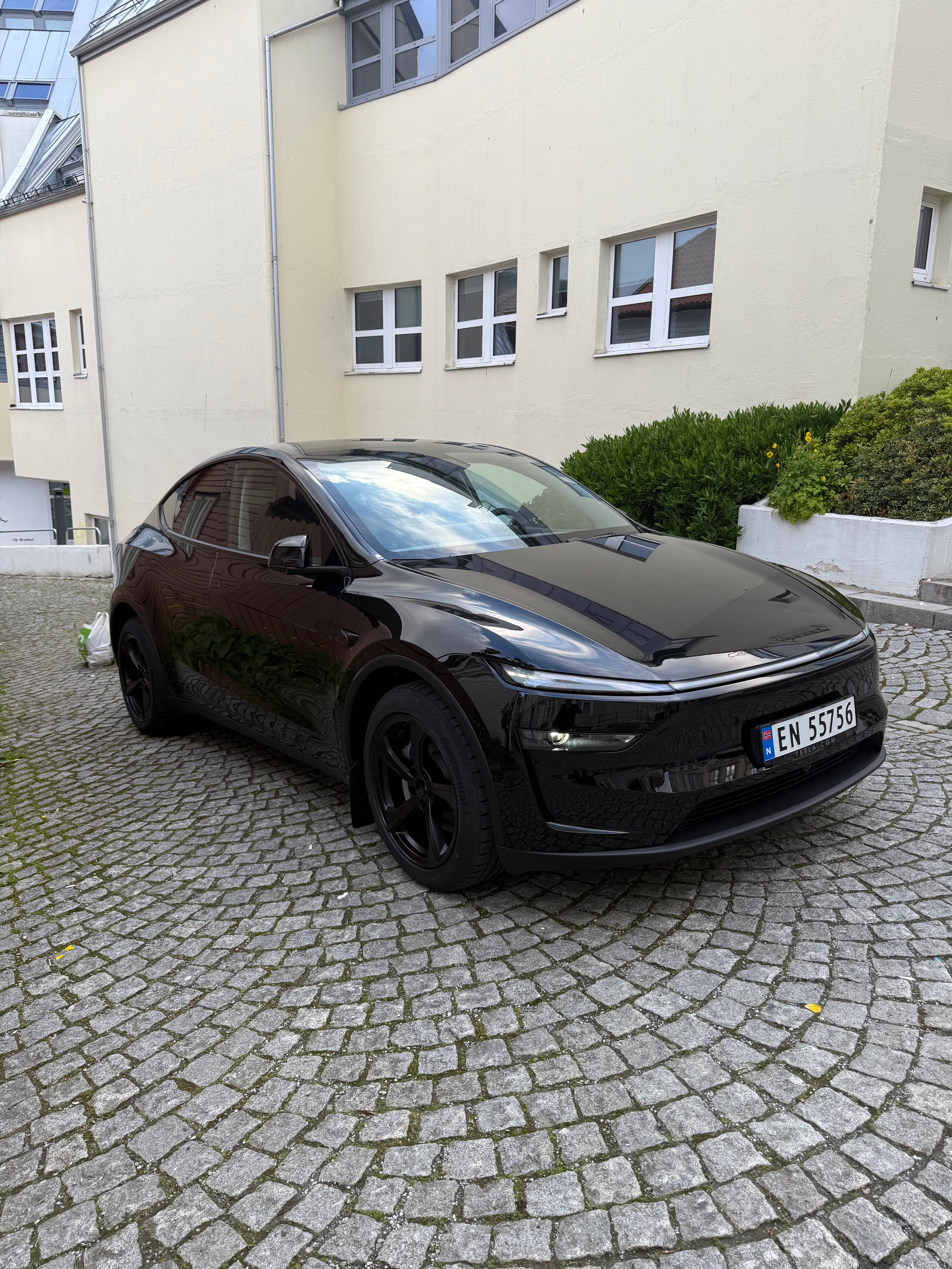 Tesla Model Y Long Range med Bluetooth audio