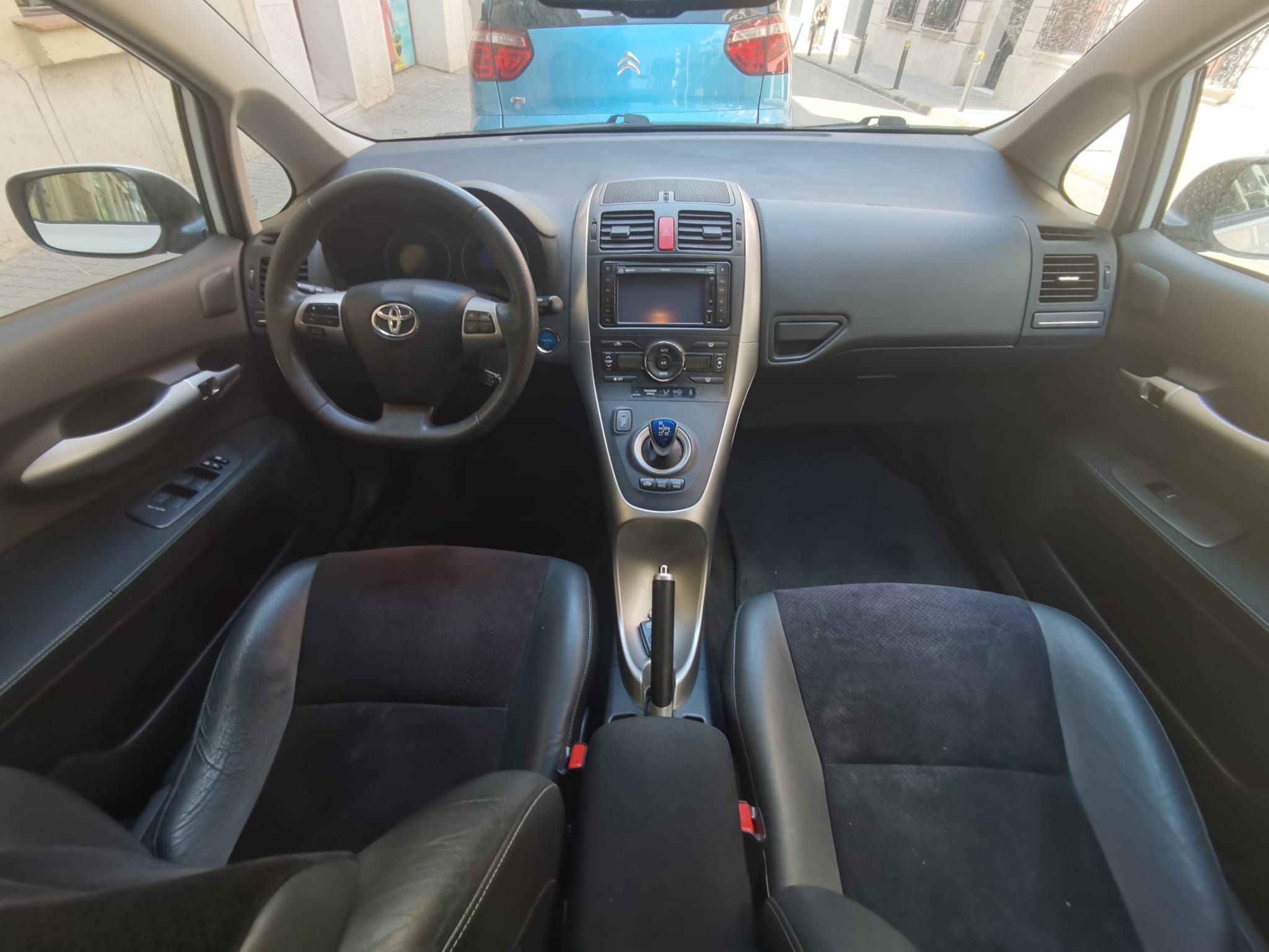 Toyota Auris Gibrid with Bluetooth audio