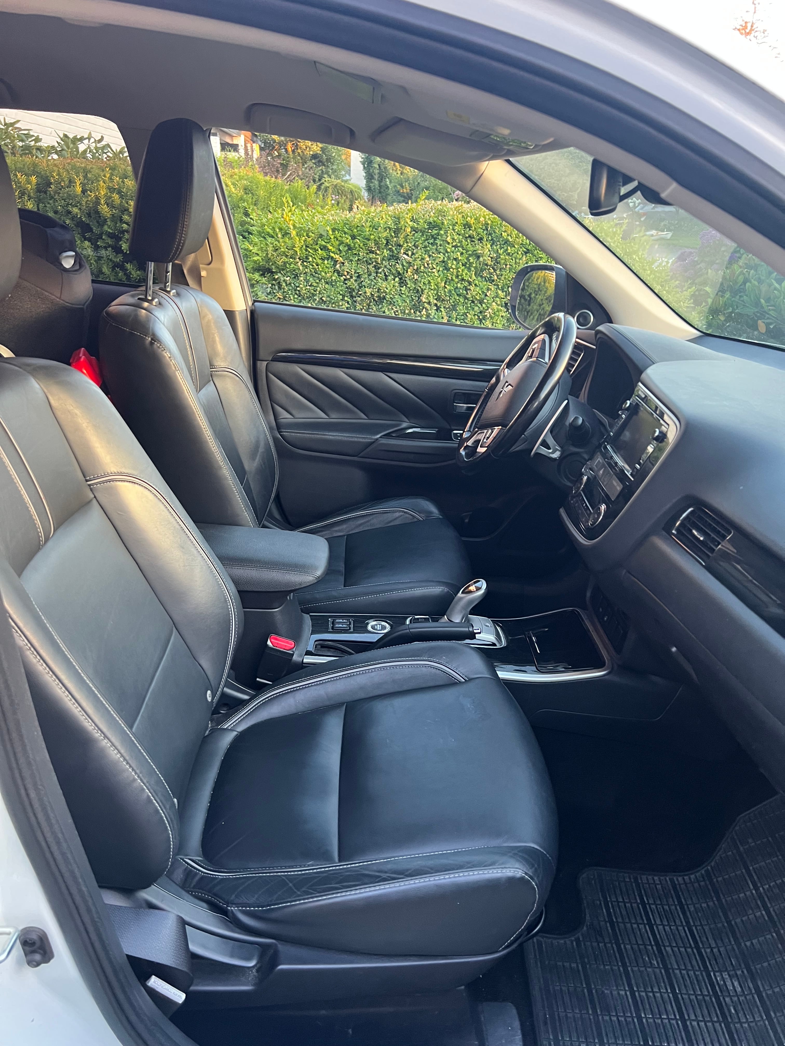 Mitsubishi Outlander PHEV MOTION with Air conditioning