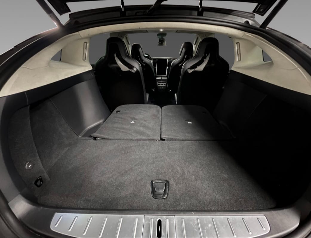 Tesla Model X P100DL med Bluetooth audio