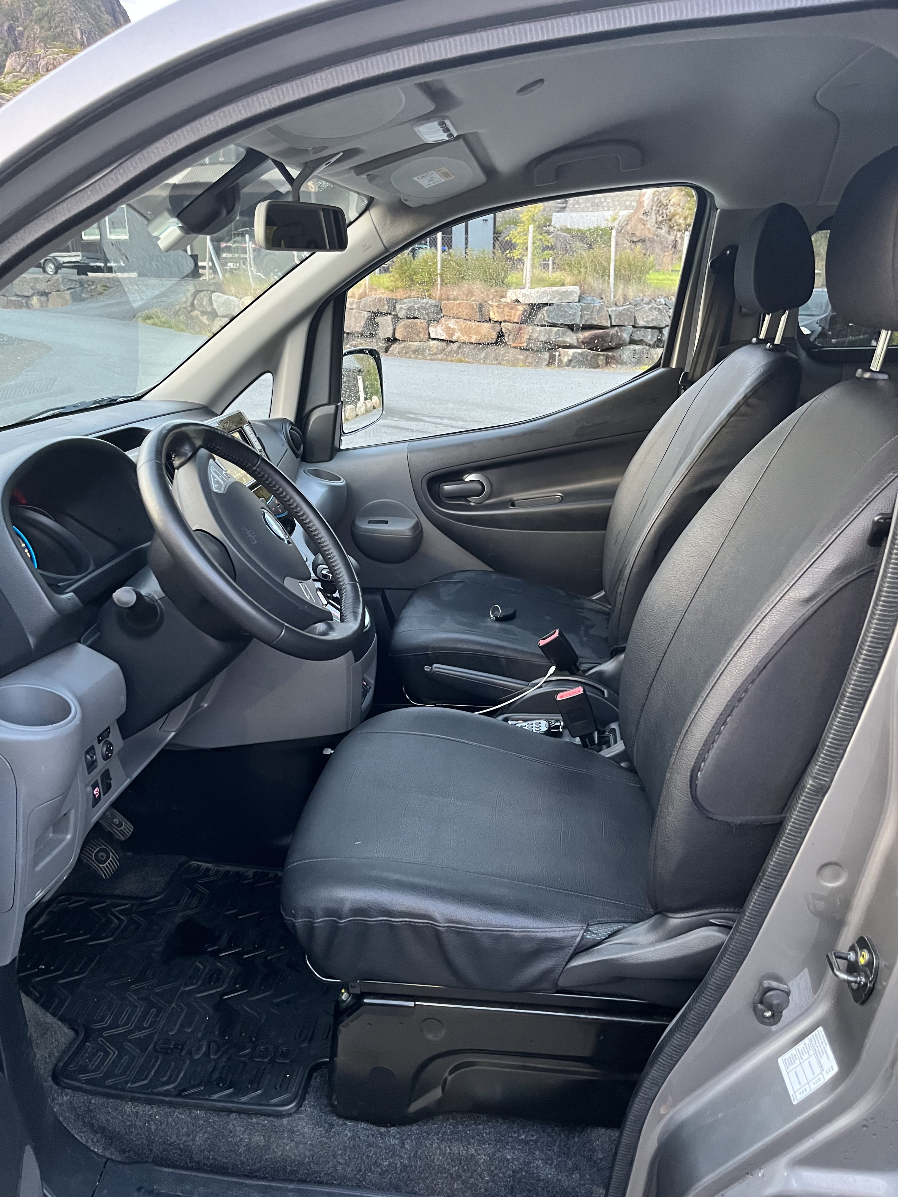 Nissan e-NV200 Evalia with Baby seat