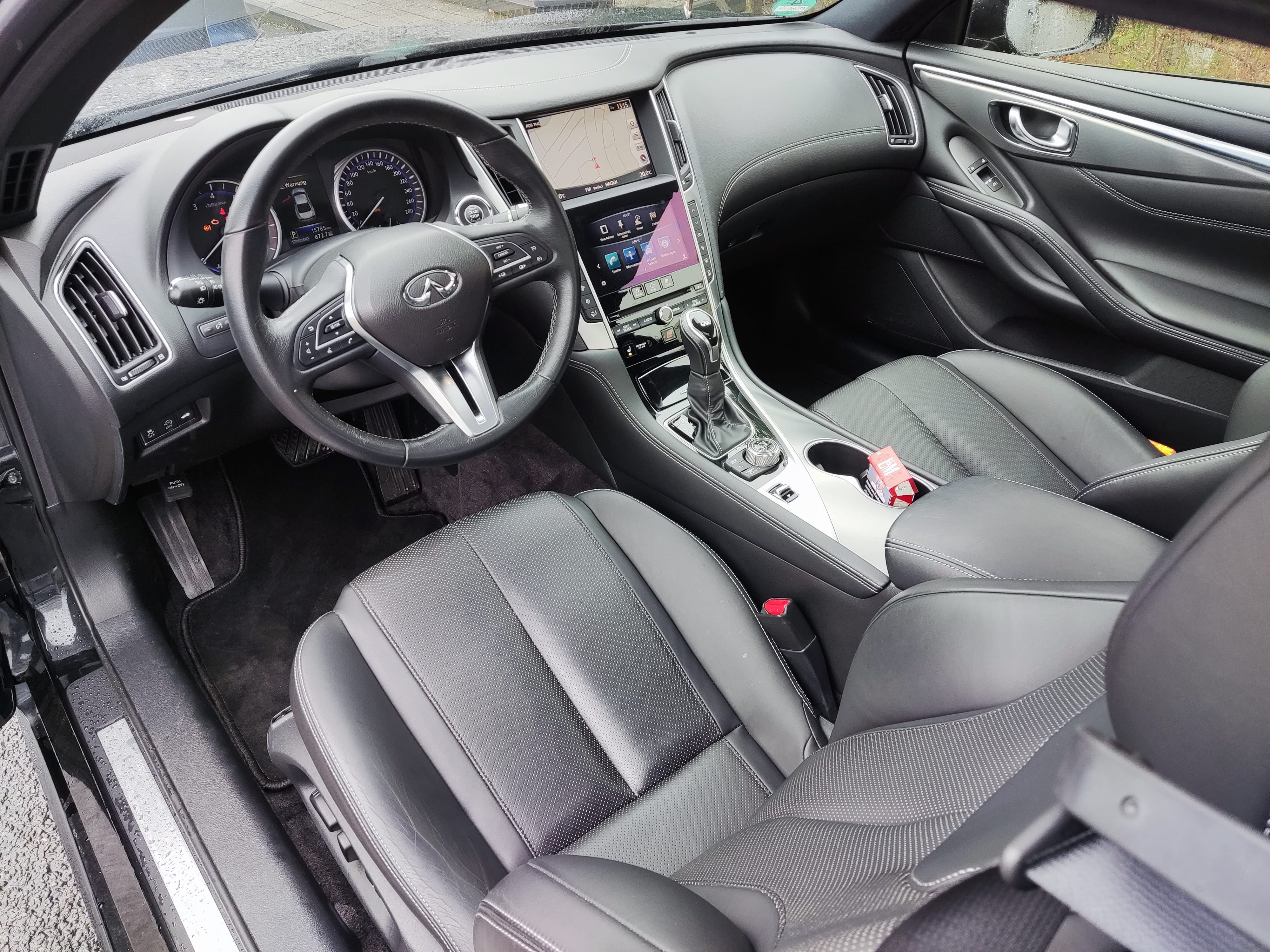 Infiniti Q60 Coupé mit Navigationsgerät