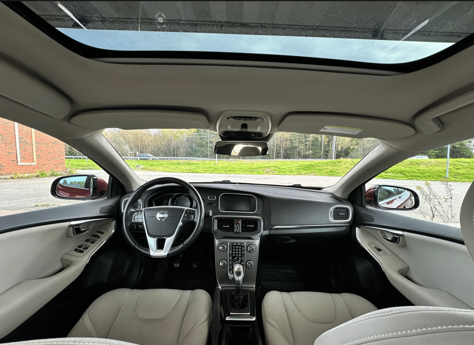 Volvo V40 - drivstoffgjerrig - velutstyrt with Bluetooth audio