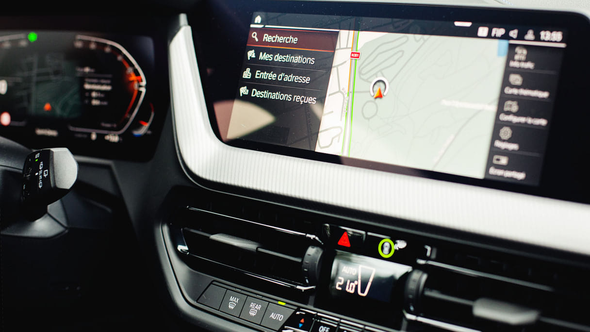 BMW Série 1 (GR718), boite auto, clim, GPS, connectivité smartphone... avec Apple CarPlay