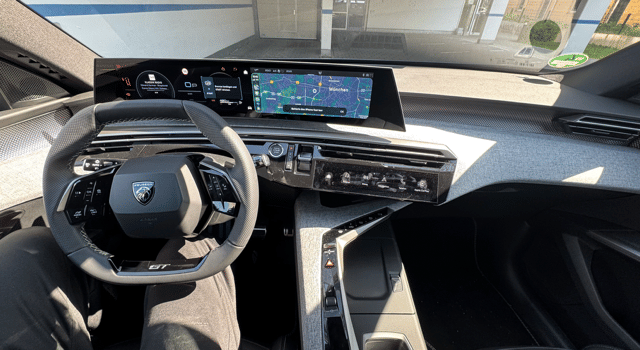 Peugeot 5008 mit Navigationsgerät