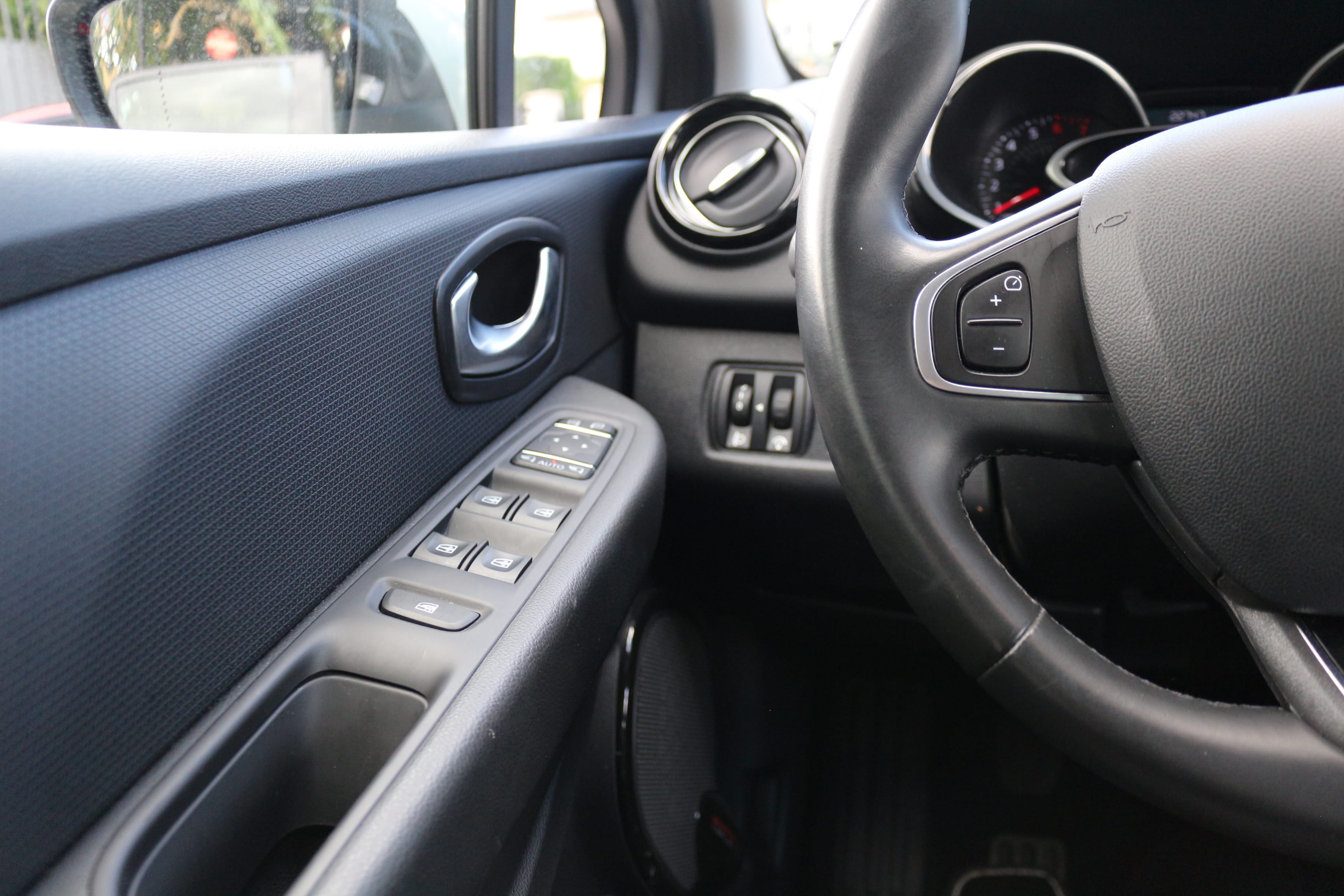 Renault Clio FF-910-RK avec Entrée audio / iPod