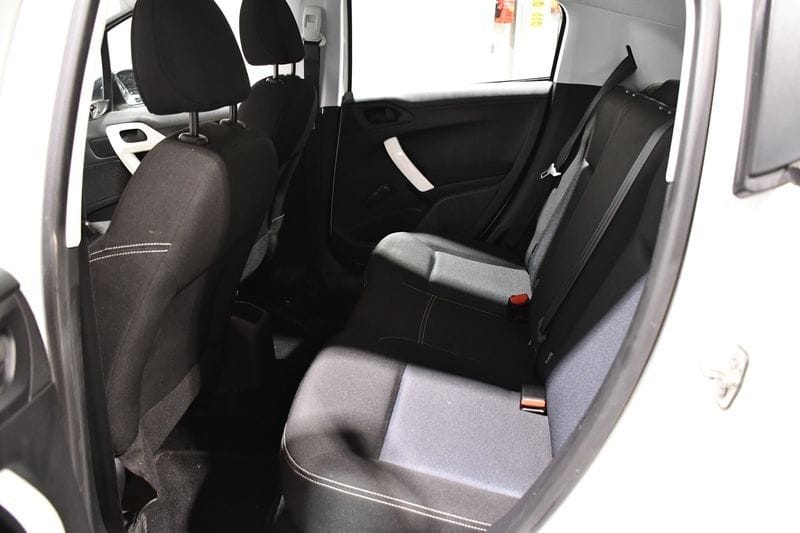 Peugeot 208 avec Autoradio