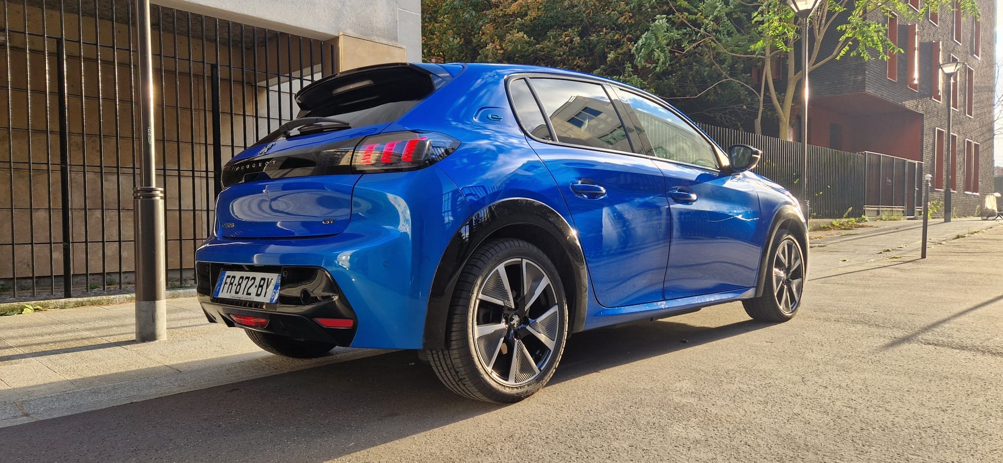 Peugeot 208 GT TOUTE OPTION 50 kWh – 100 % électrique, stationnement gratuit avec GPS