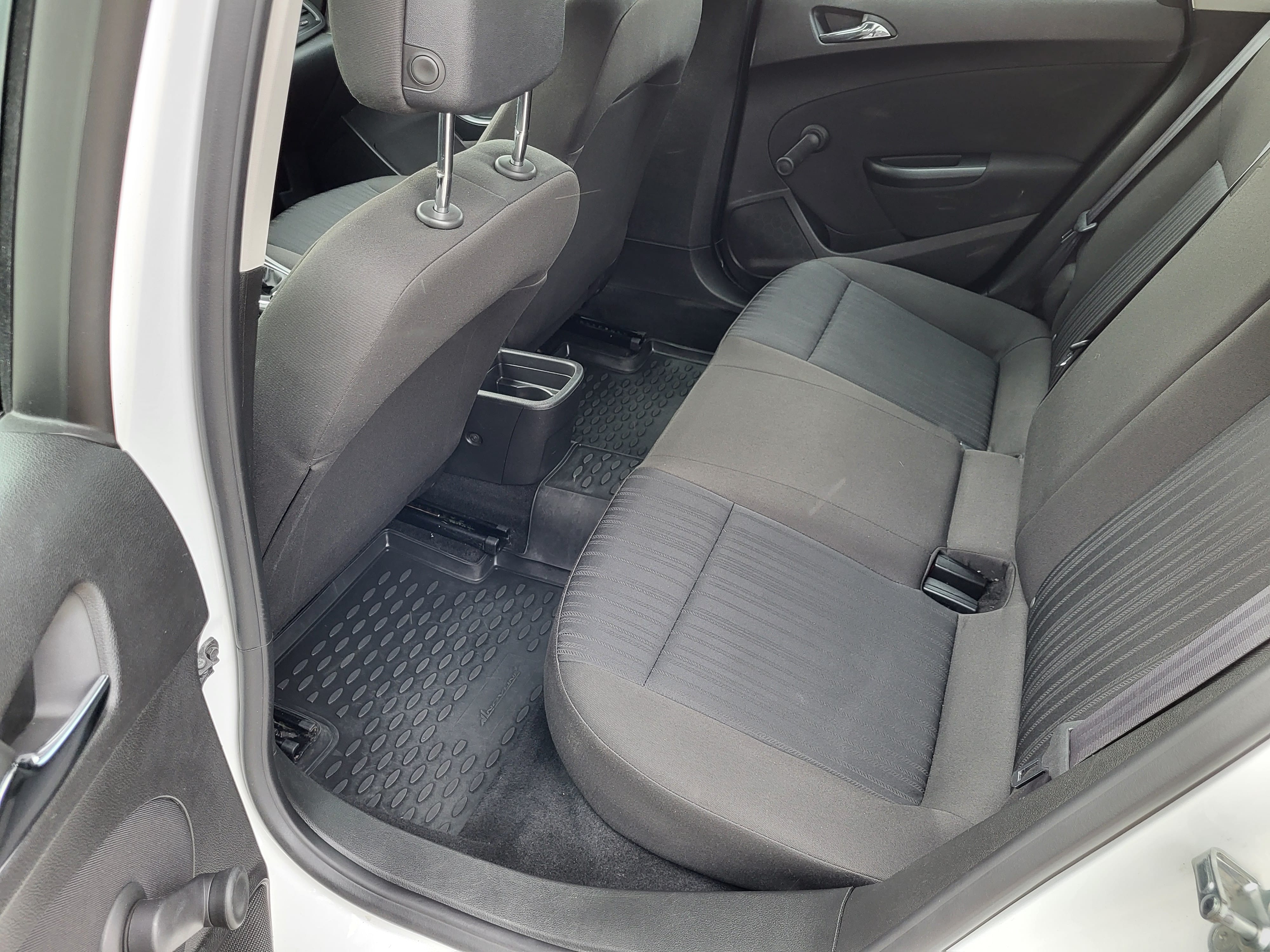 Opel Astra 1.4tdi avec Pneus neige