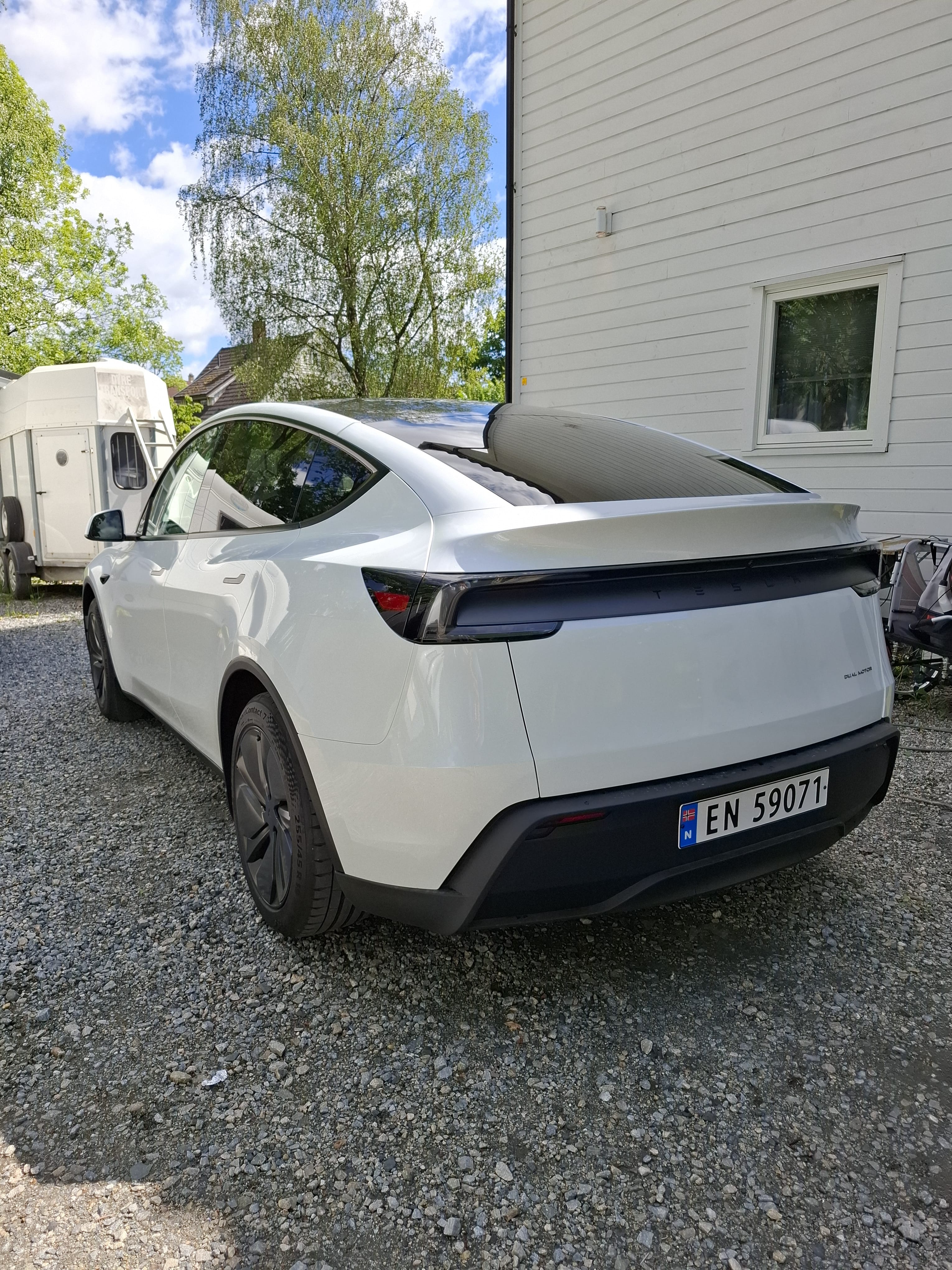 Tesla Model Y Long Range with GPS