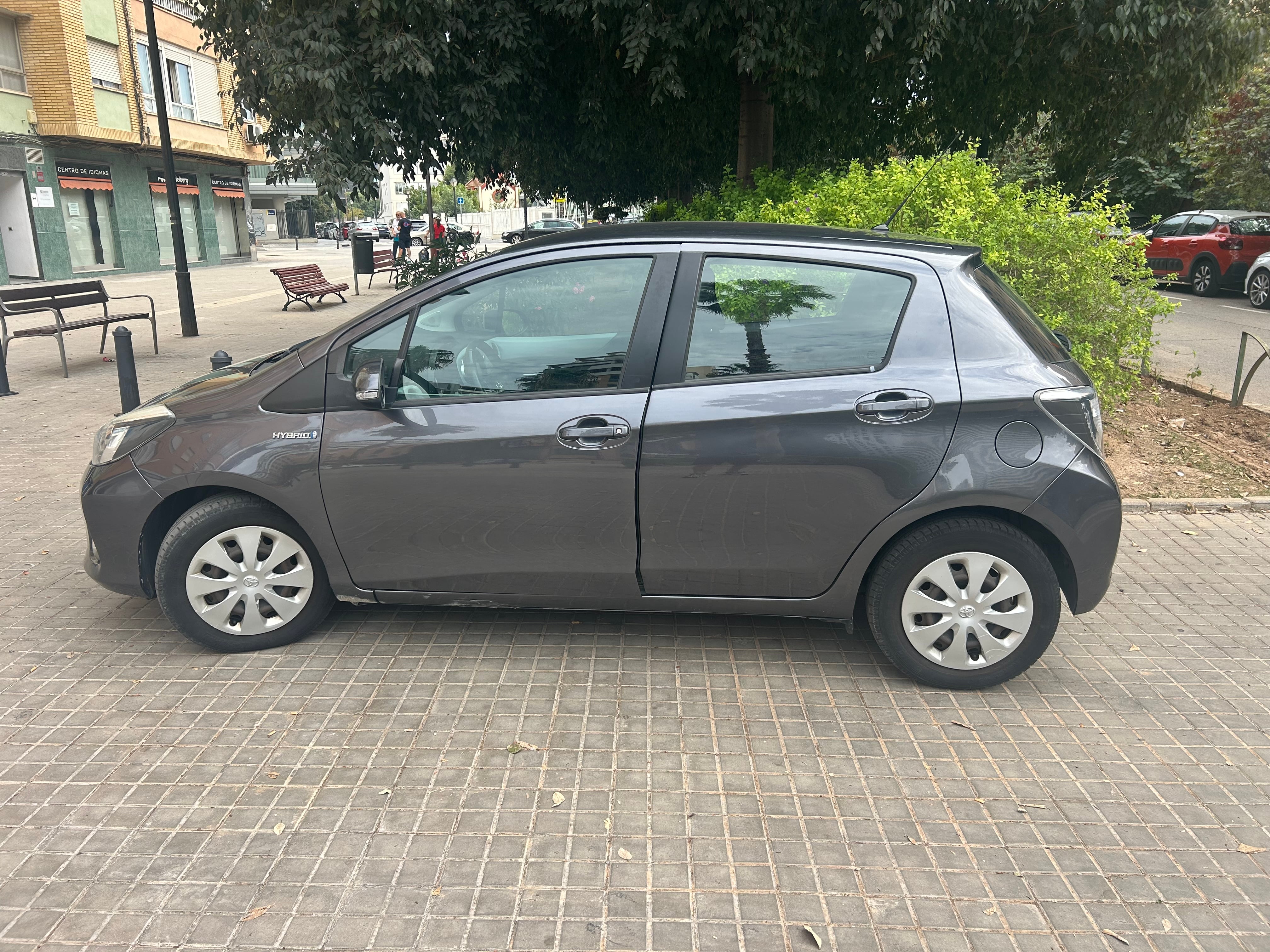 Toyota Yaris Híbrido con Aire acondicionado