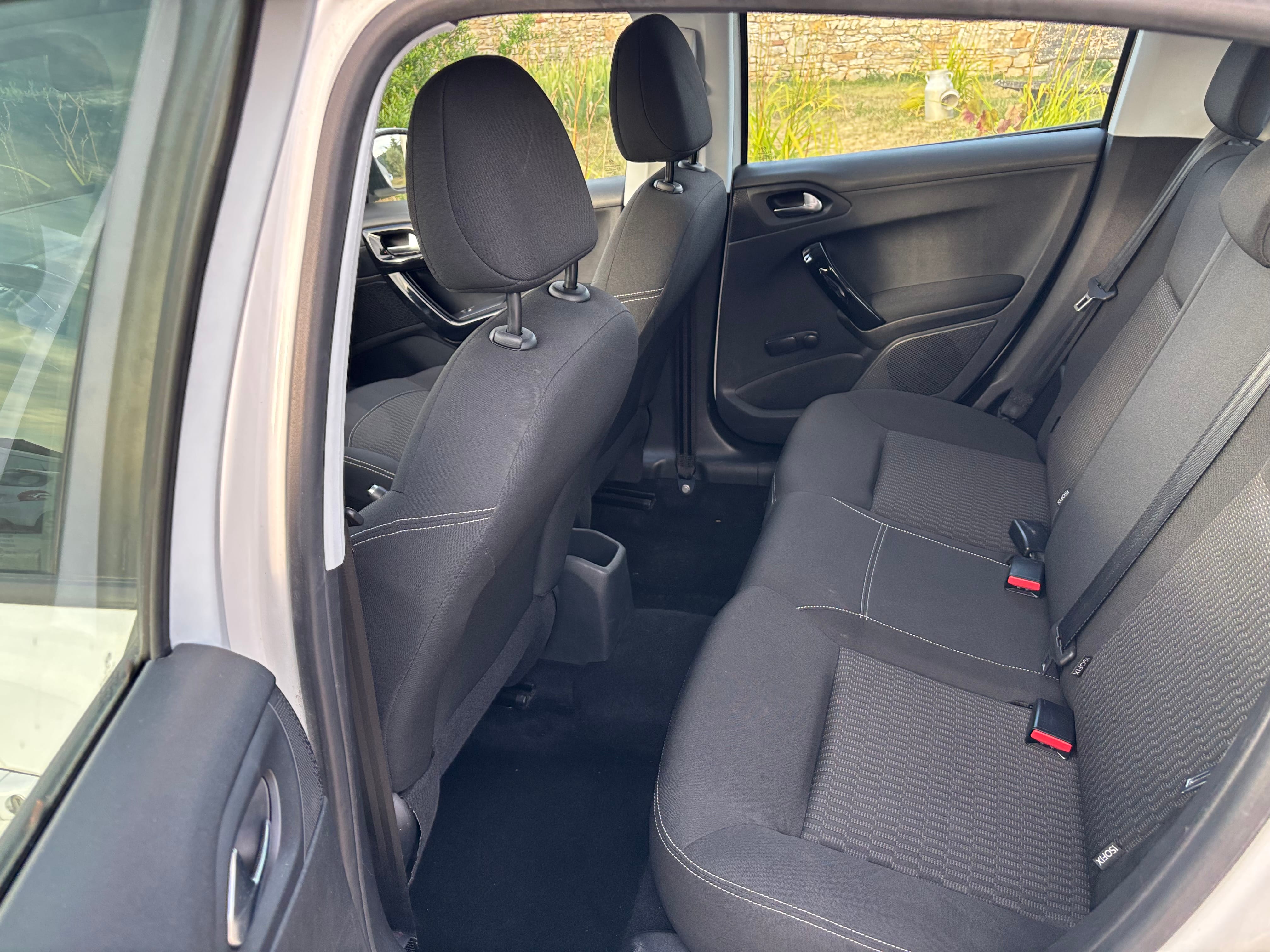 Peugeot 208 1,2 83 cv avec Autoradio