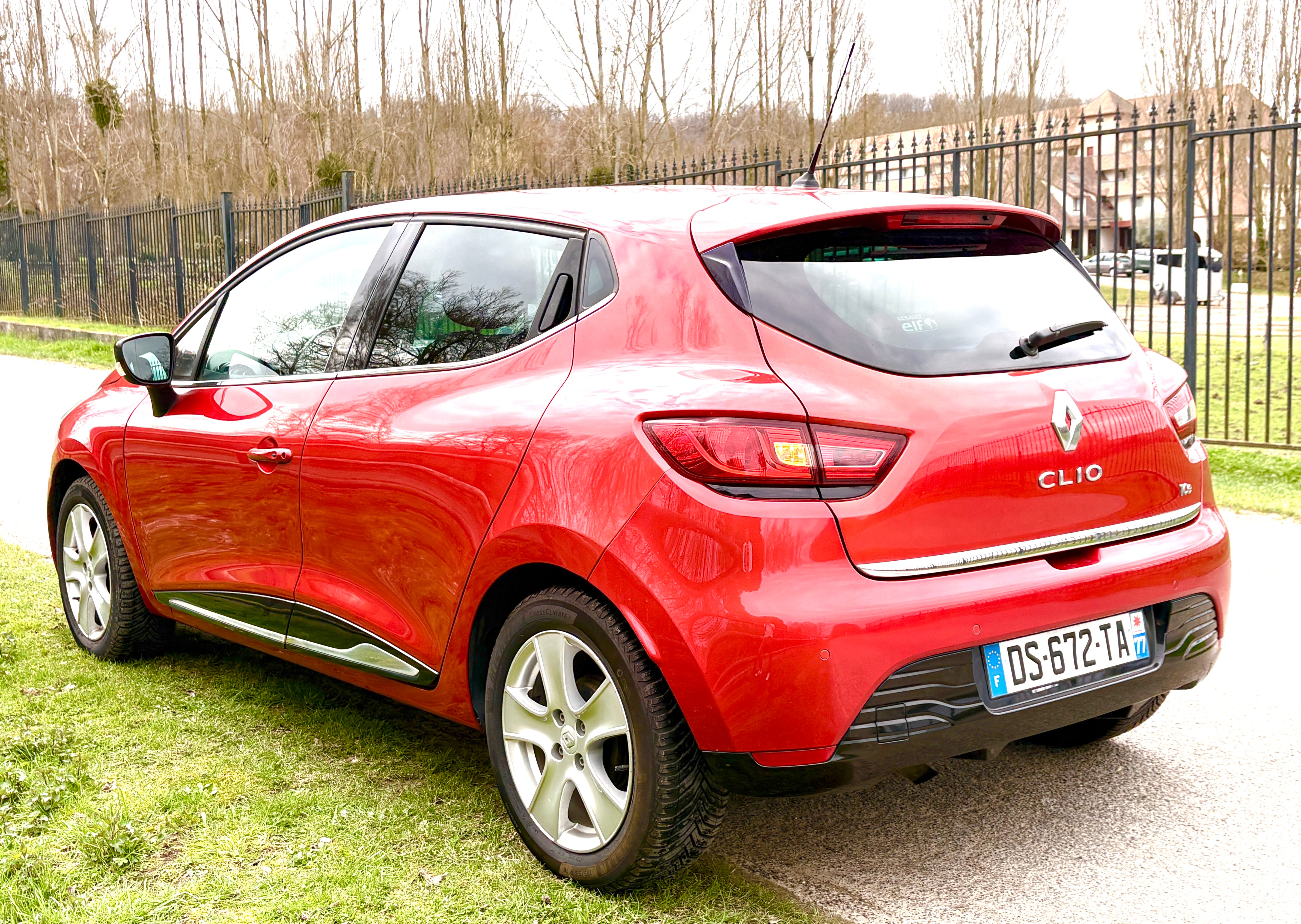 Renault Clio Intens 2015, idéale ville et week-end, économique ! avec GPS