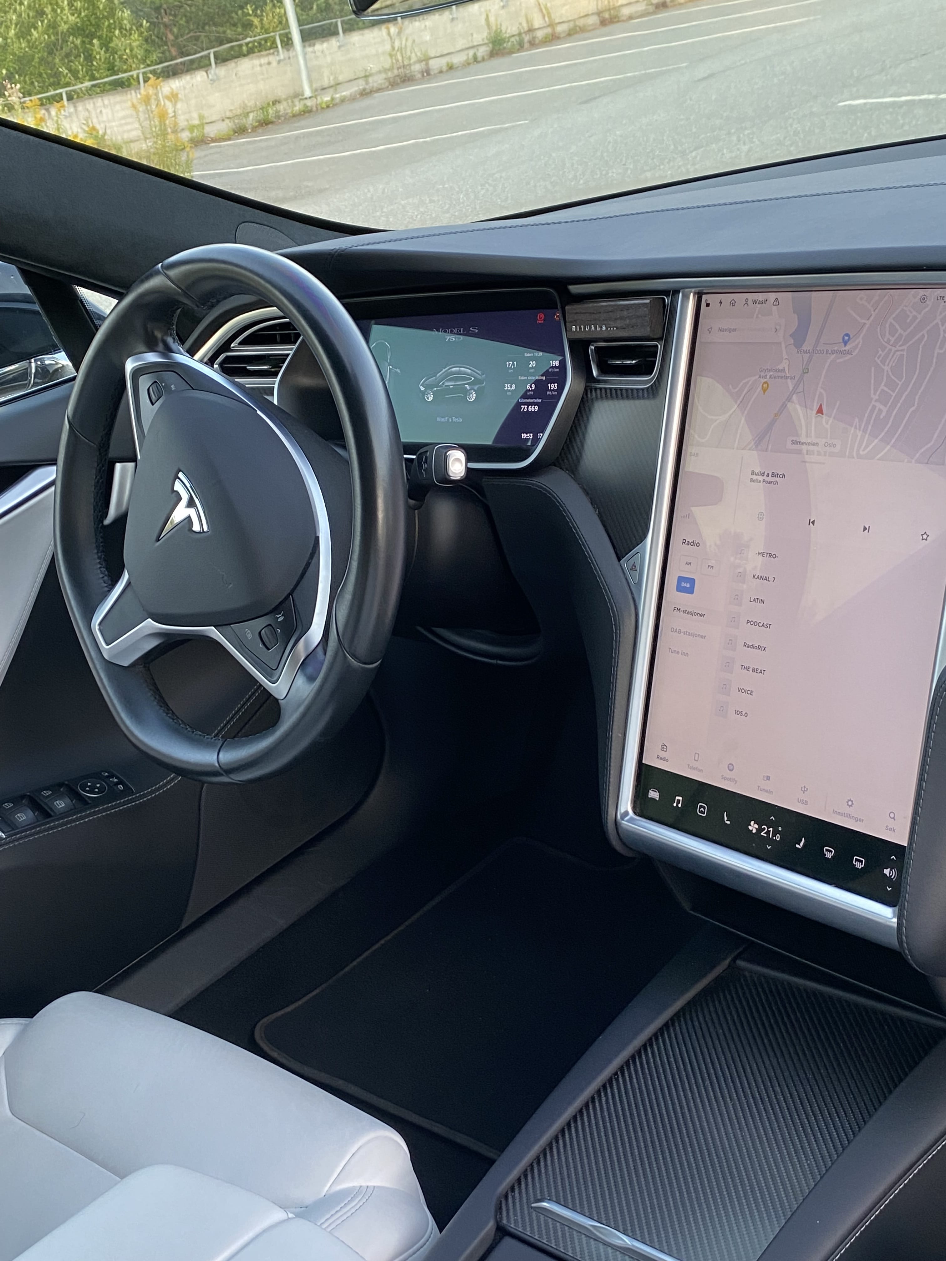 Tesla Model S med Cruisekontroll