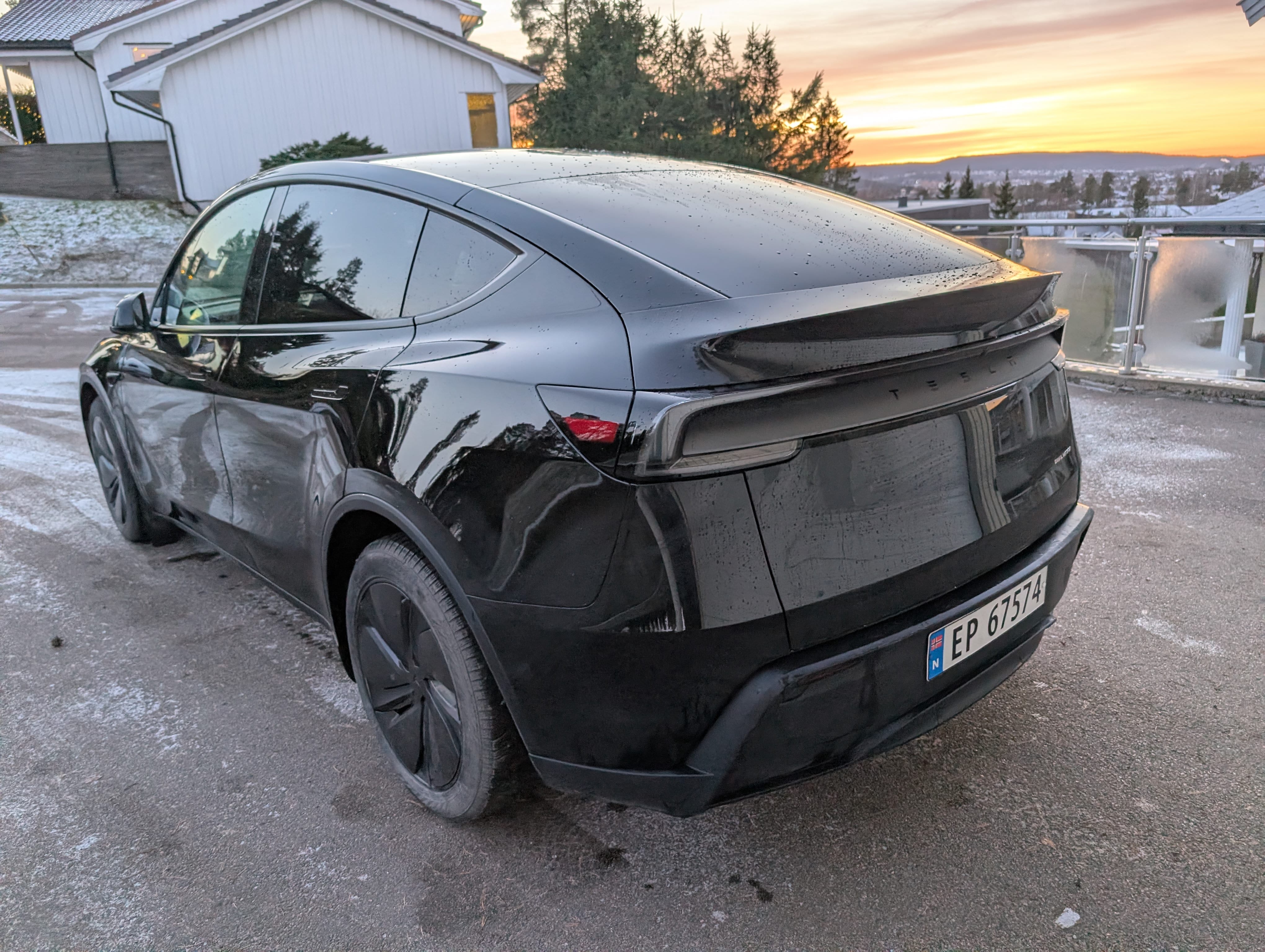 Tesla Model Y Long Range mit Rückfahrkamera