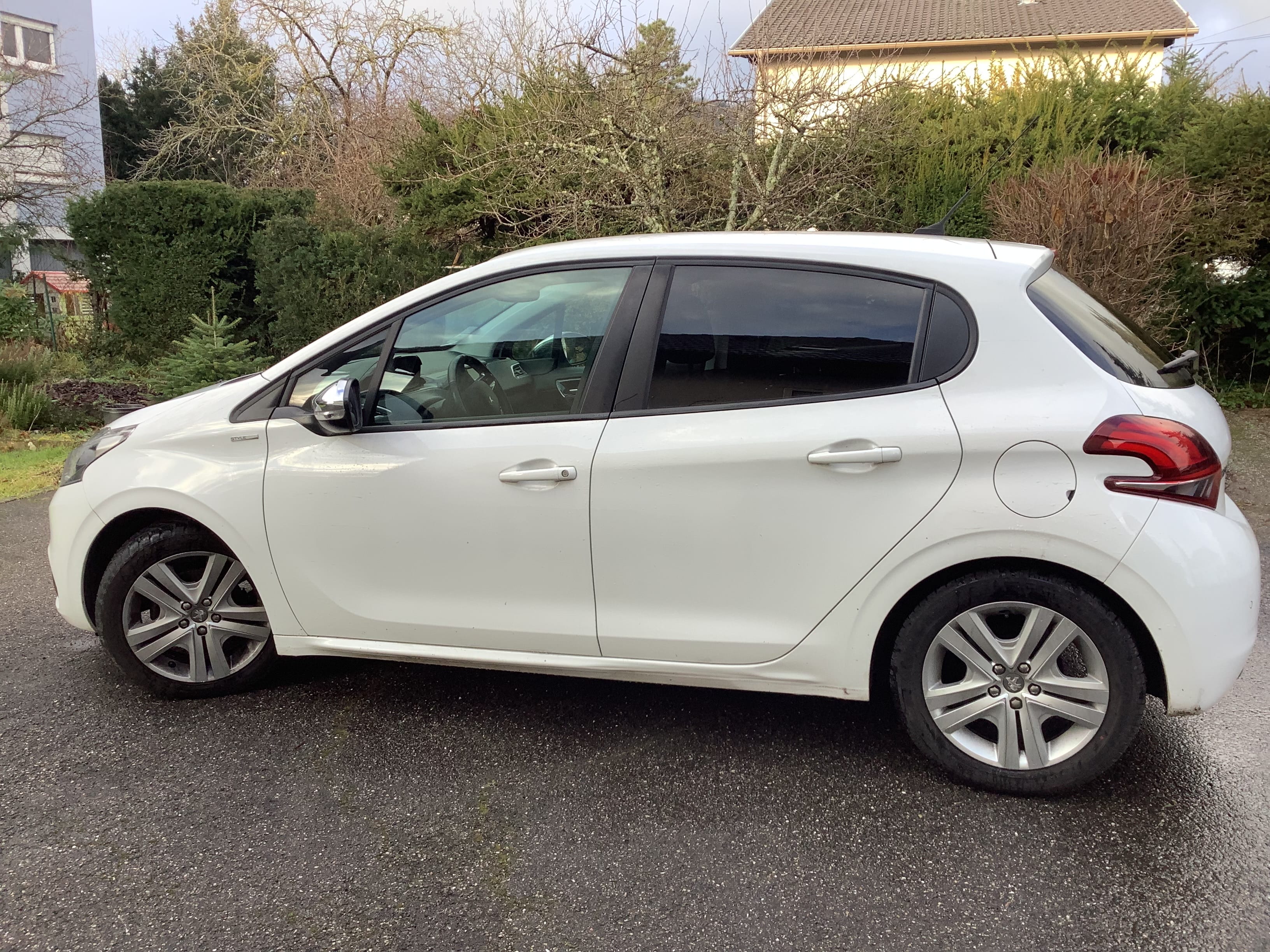 Peugeot 208 1.2 essence avec Climatisation