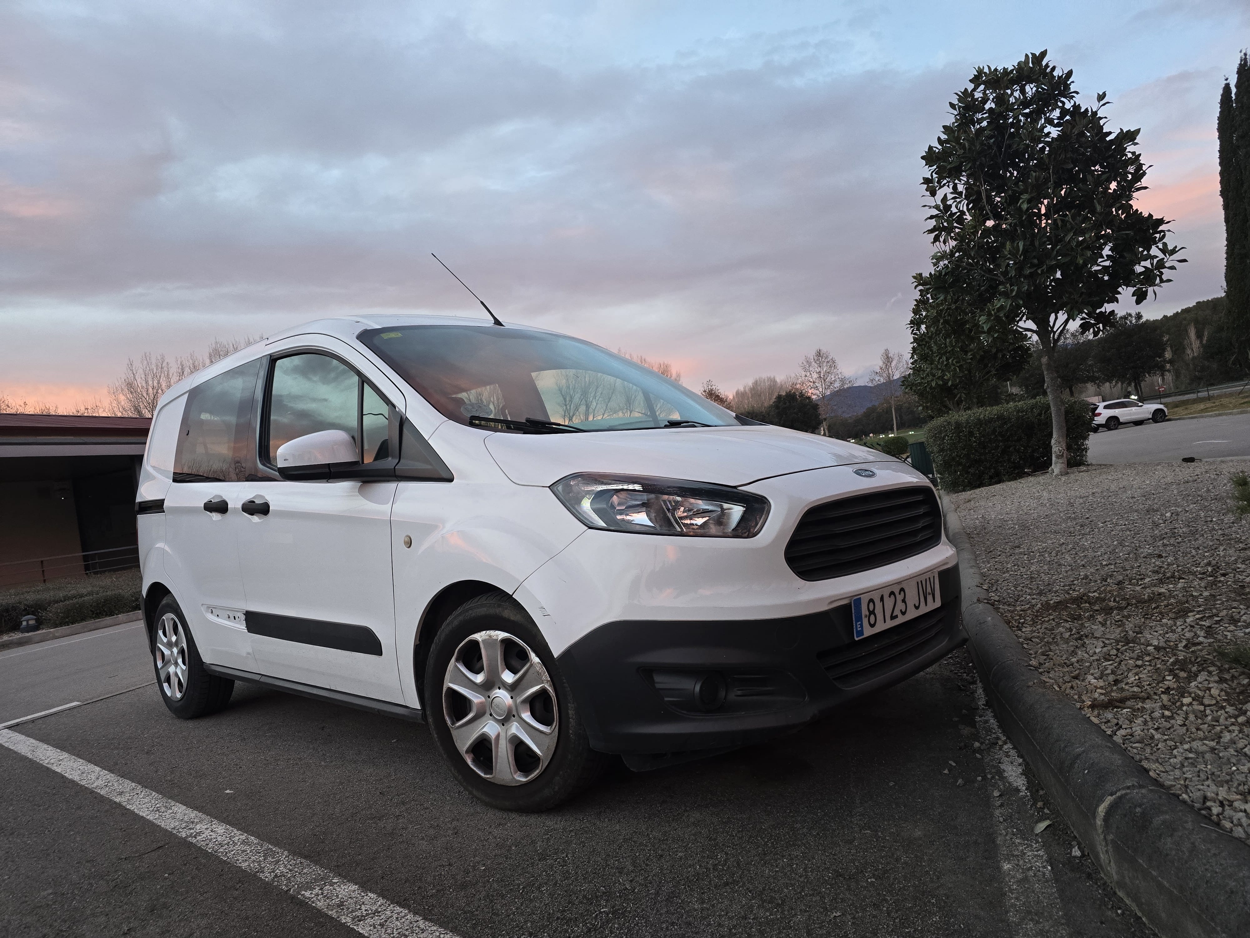 Ford Transit Courier Furgoneta mit Klimaanlage