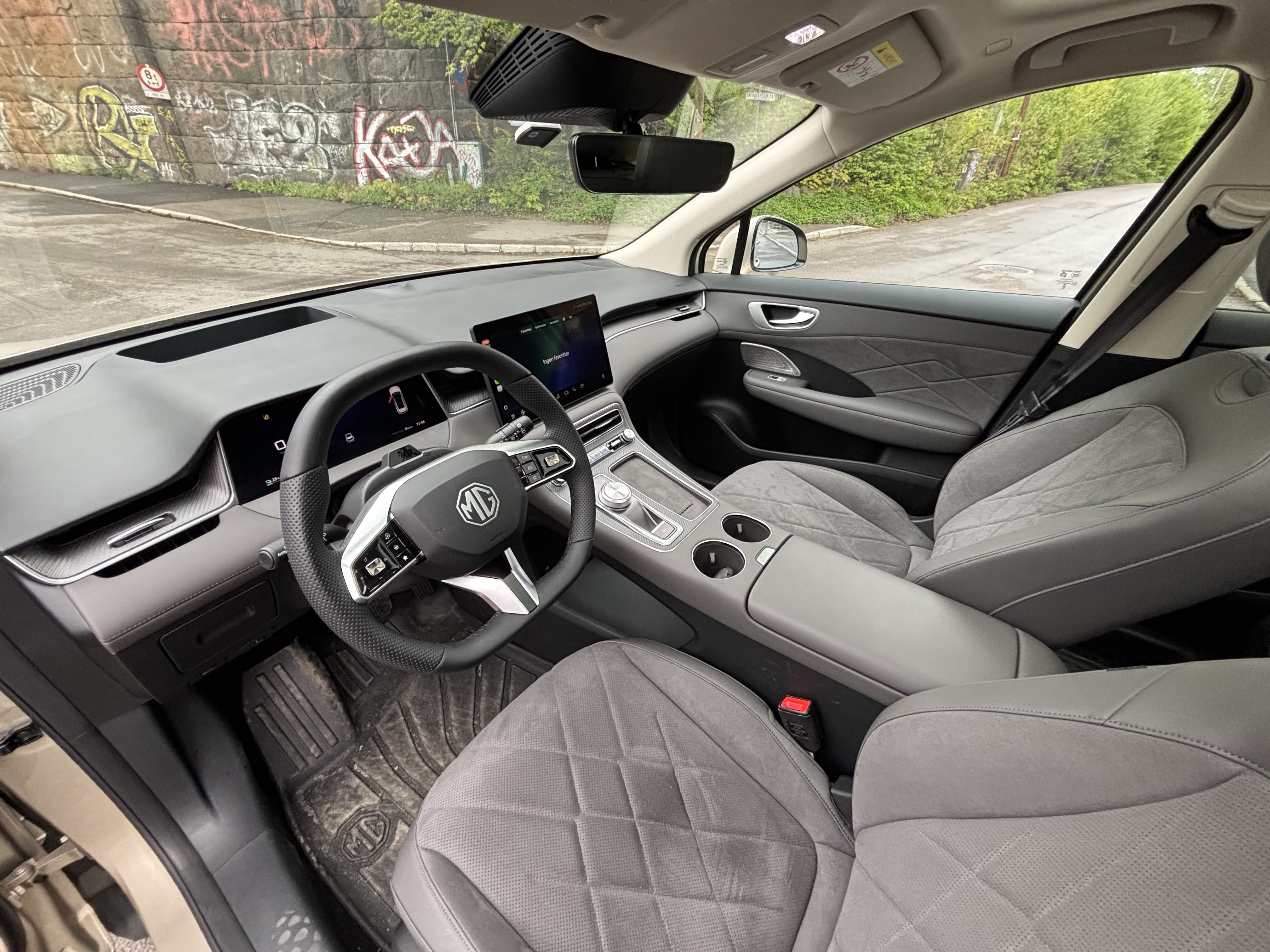 MG MGS6 with GPS