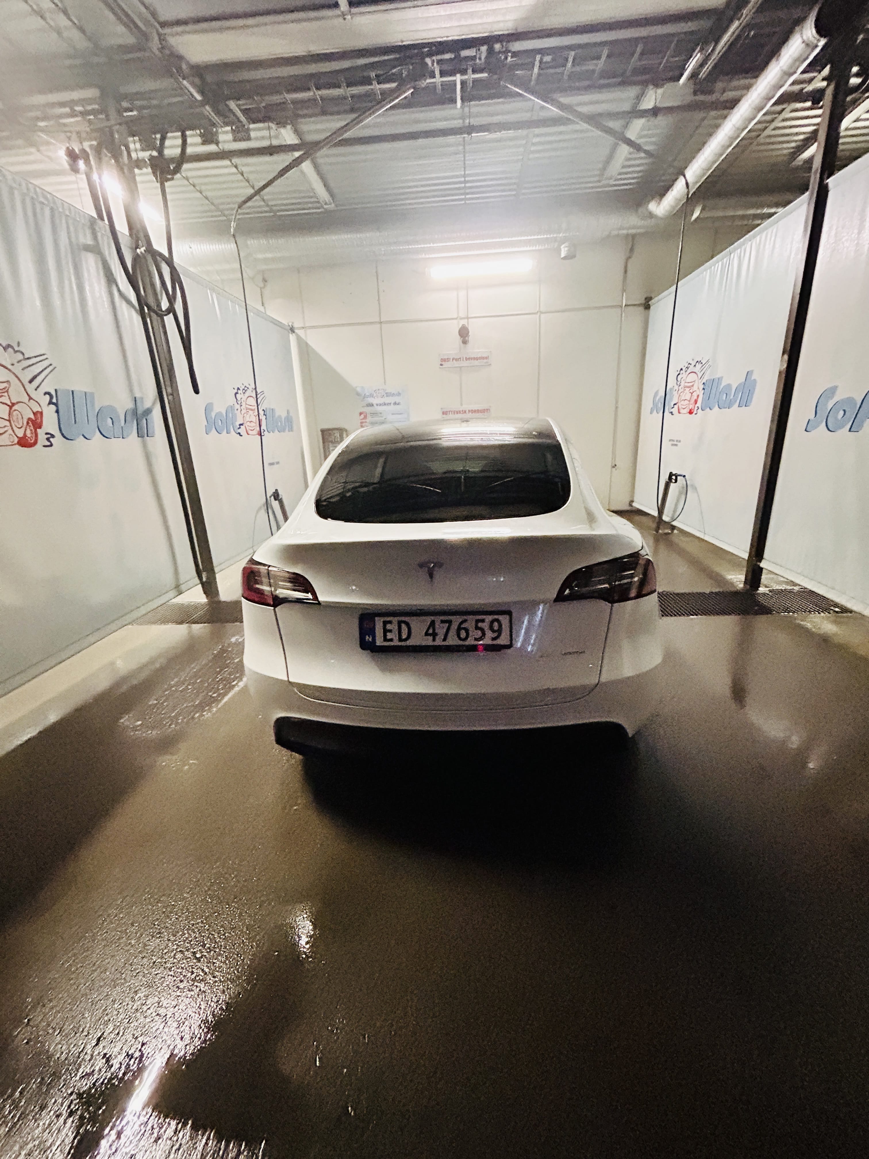 Tesla Model Y med GPS