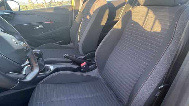 Peugeot 208 Peugeot 208 Essence – Éco, Moderne & Confortable – Dispo 24/7 à Bordeaux Gare