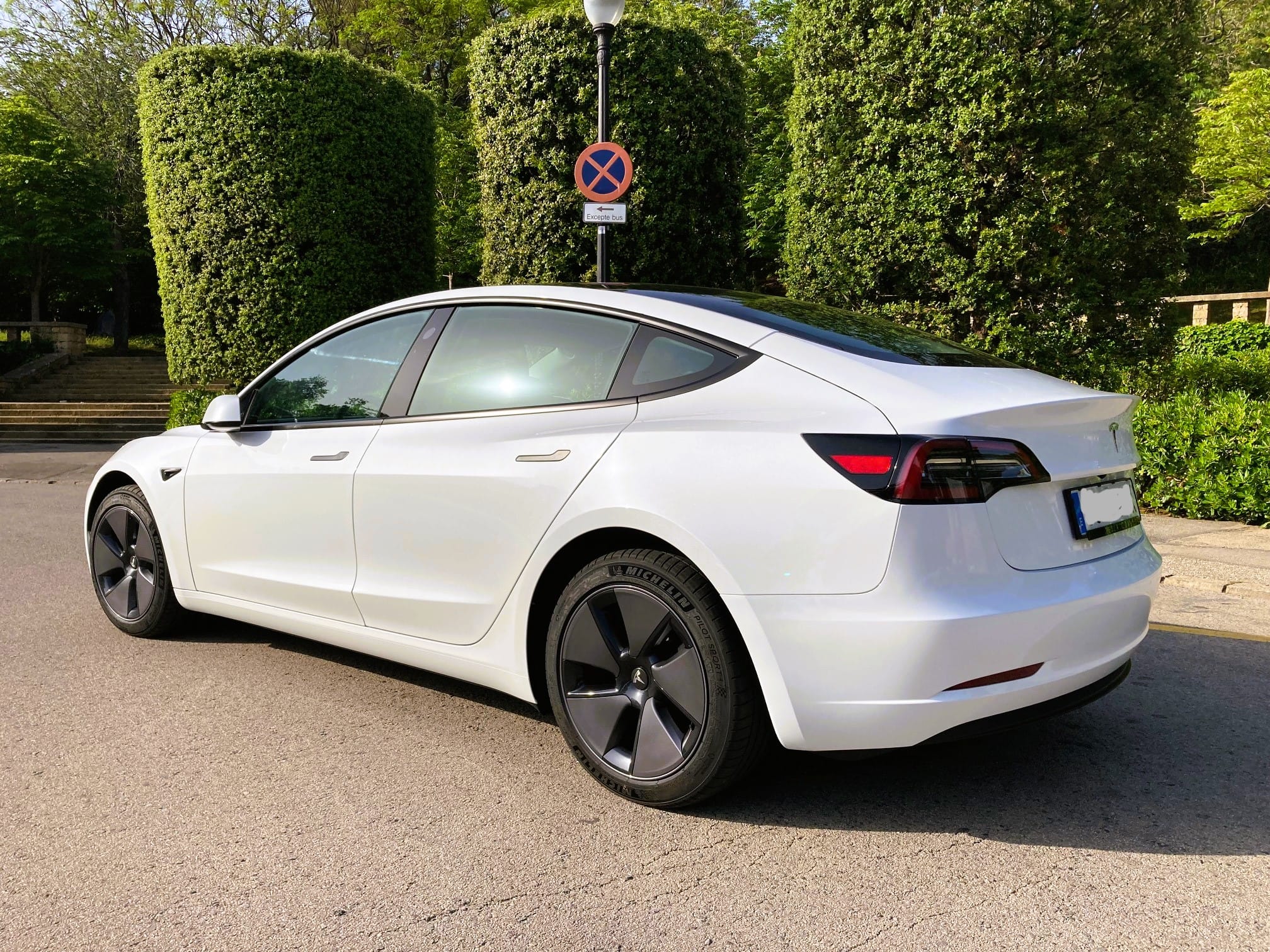 Tesla Model 3 con GPS
