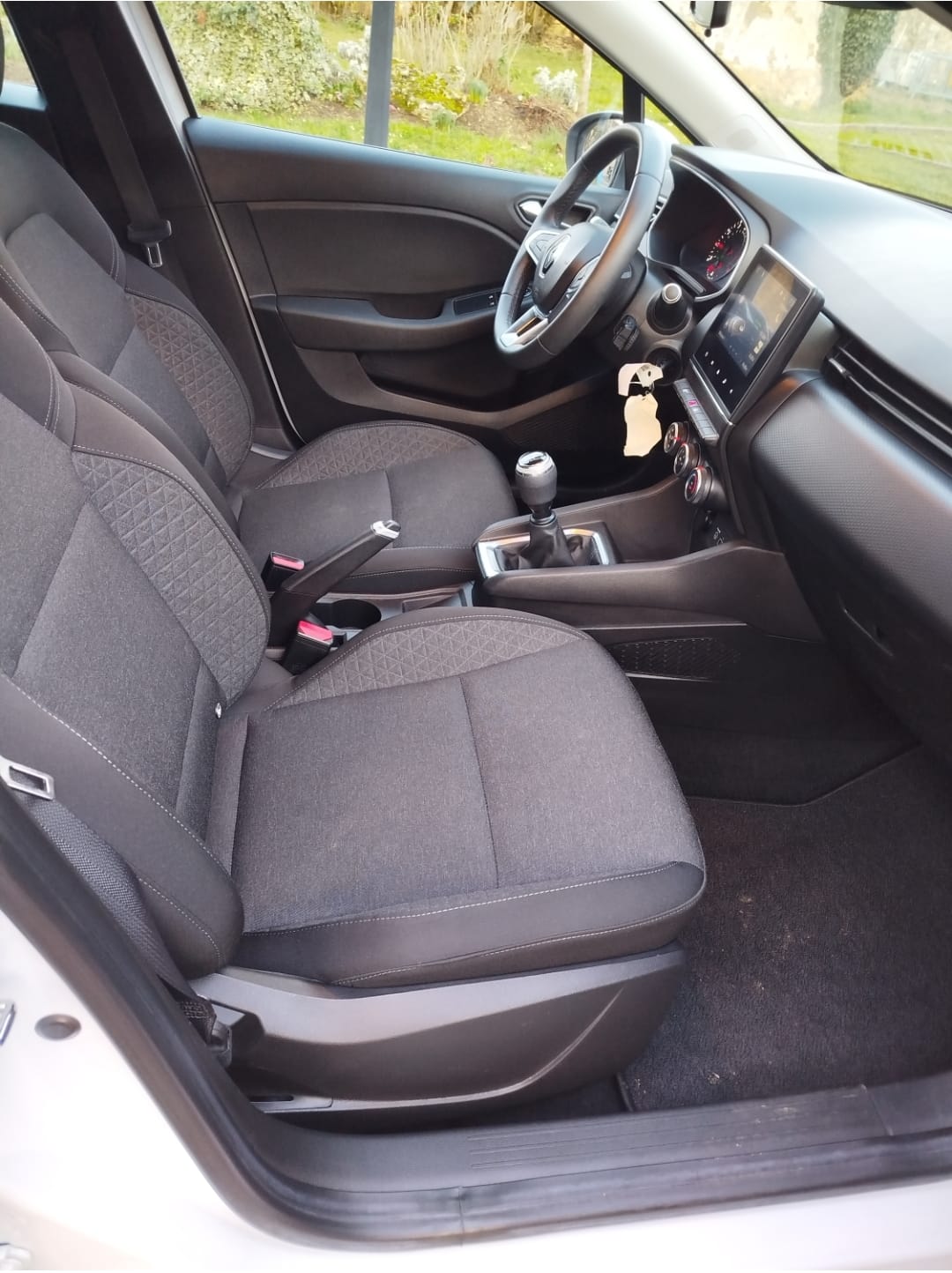 Renault Clio + Options Coffre de toit + siège enfant avec Audio Bluetooth