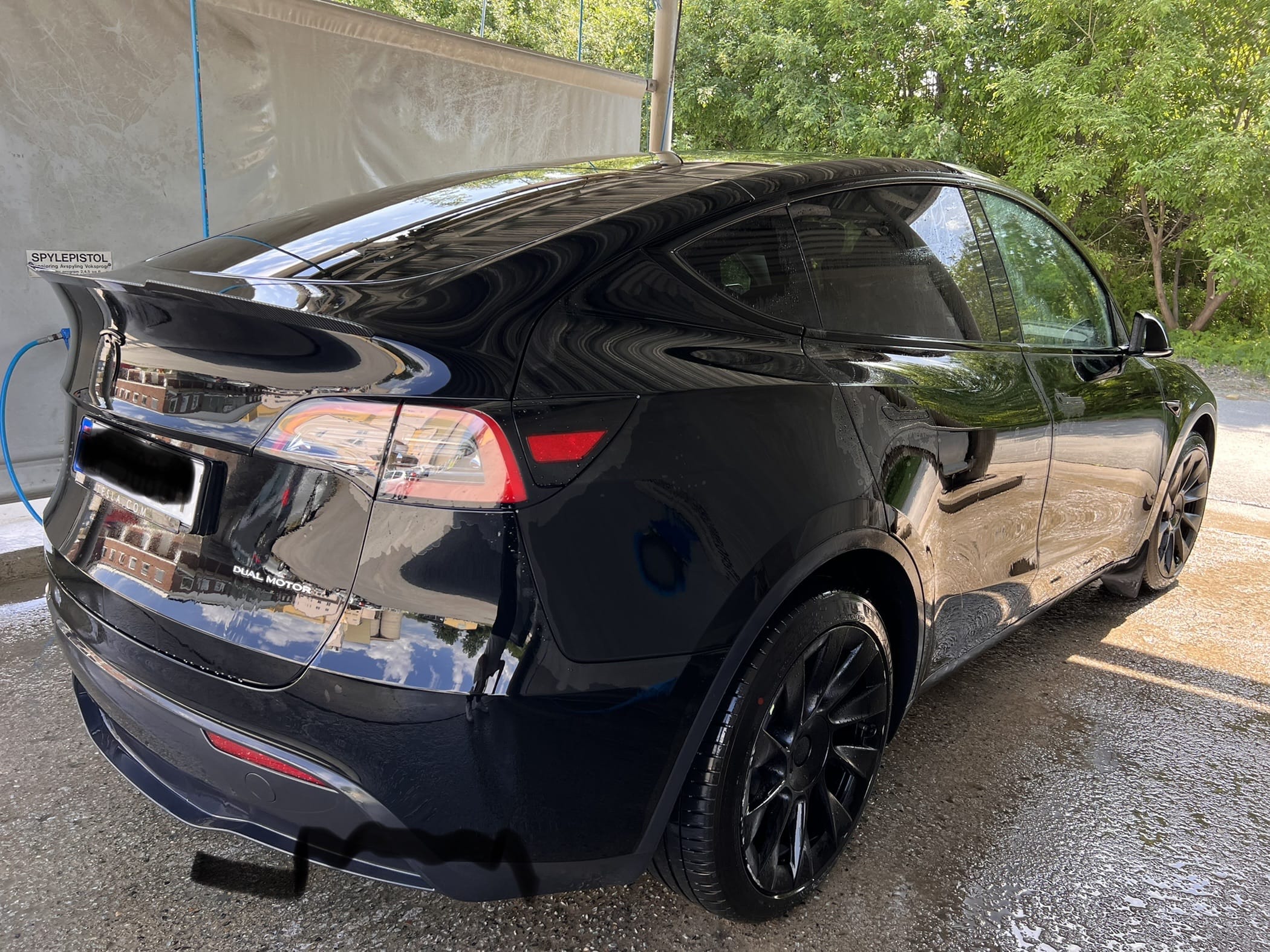 Tesla Model Y med GPS