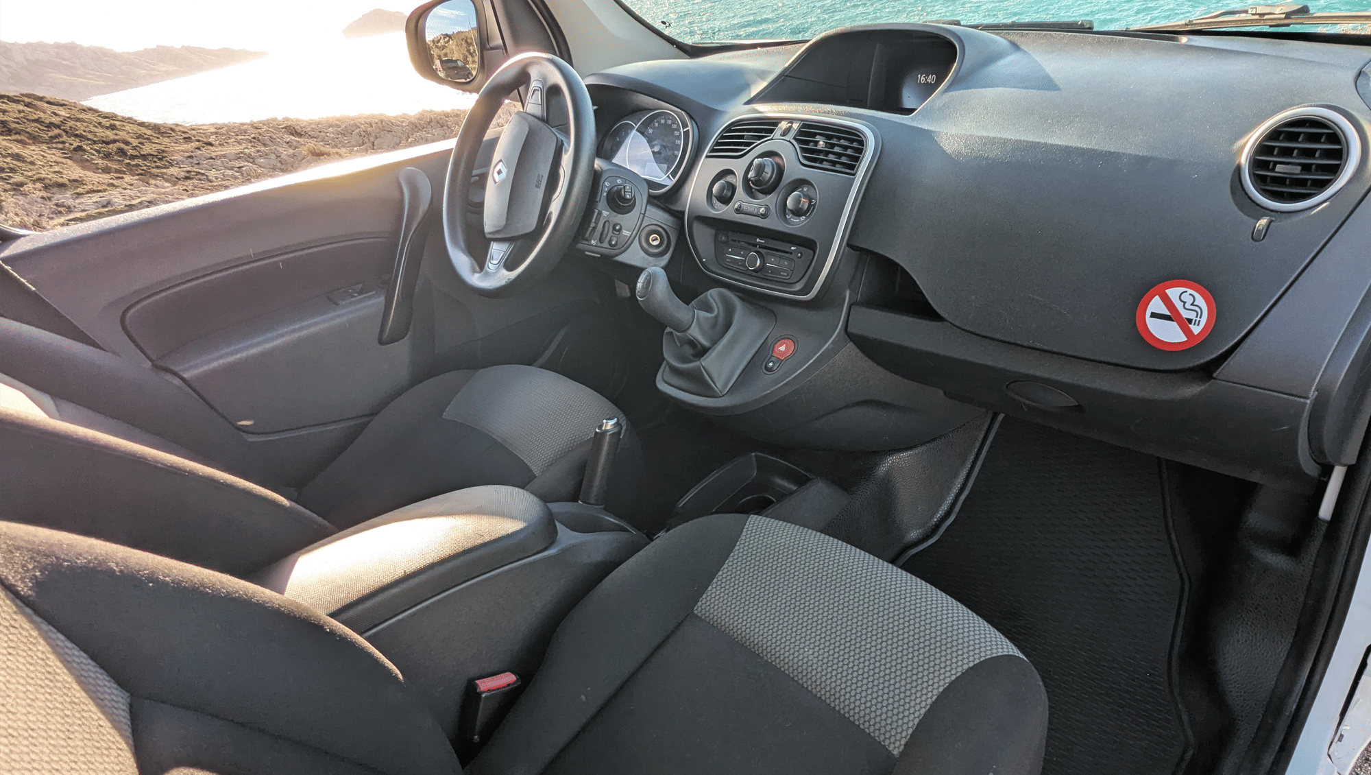 Renault Kangoo Express Kangoo MAXI (Grand Volume) – Accès 24/7 & Parking Gratuit avec Entrée audio / iPod