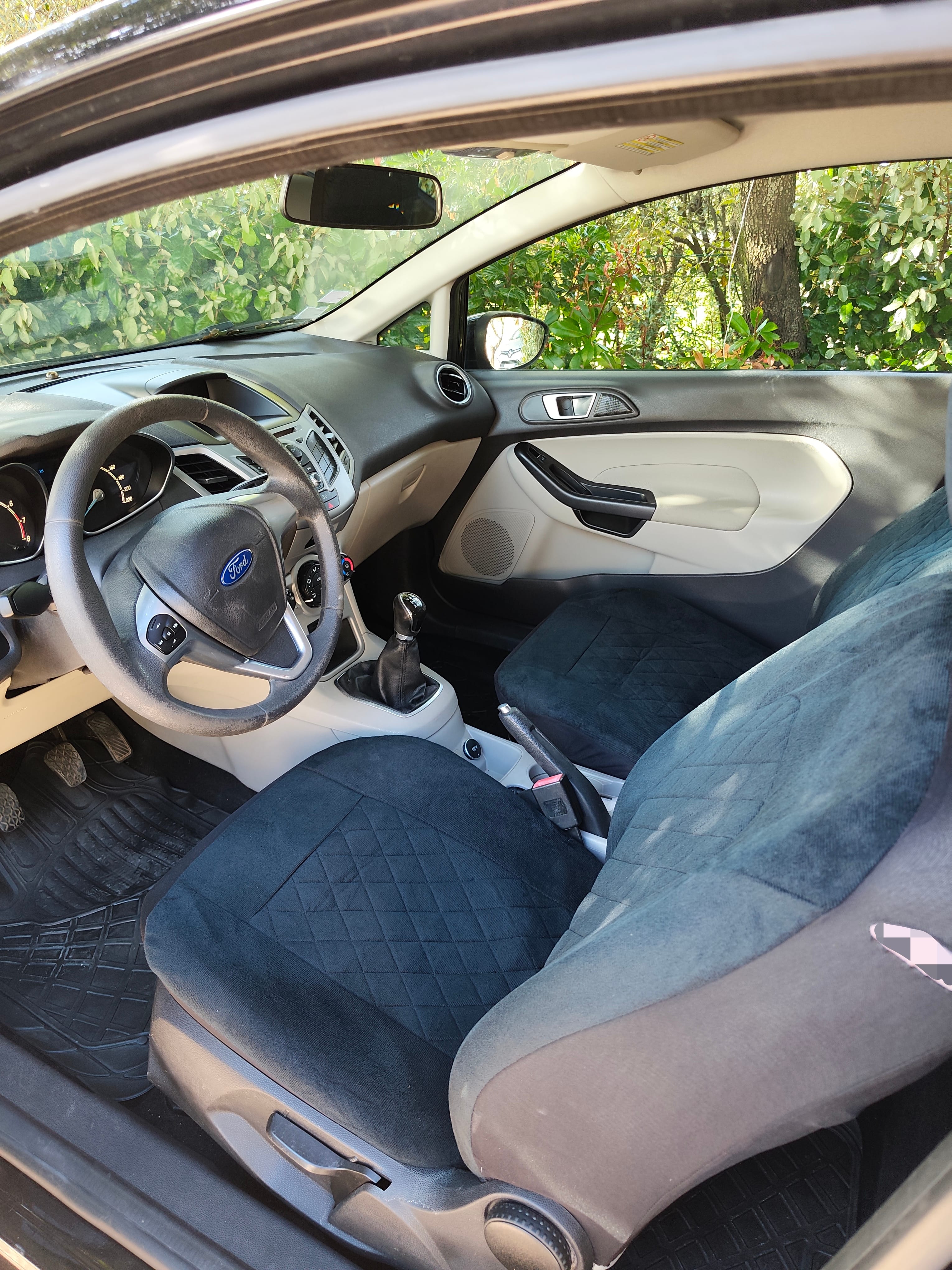 Ford Fiesta avec Autoradio