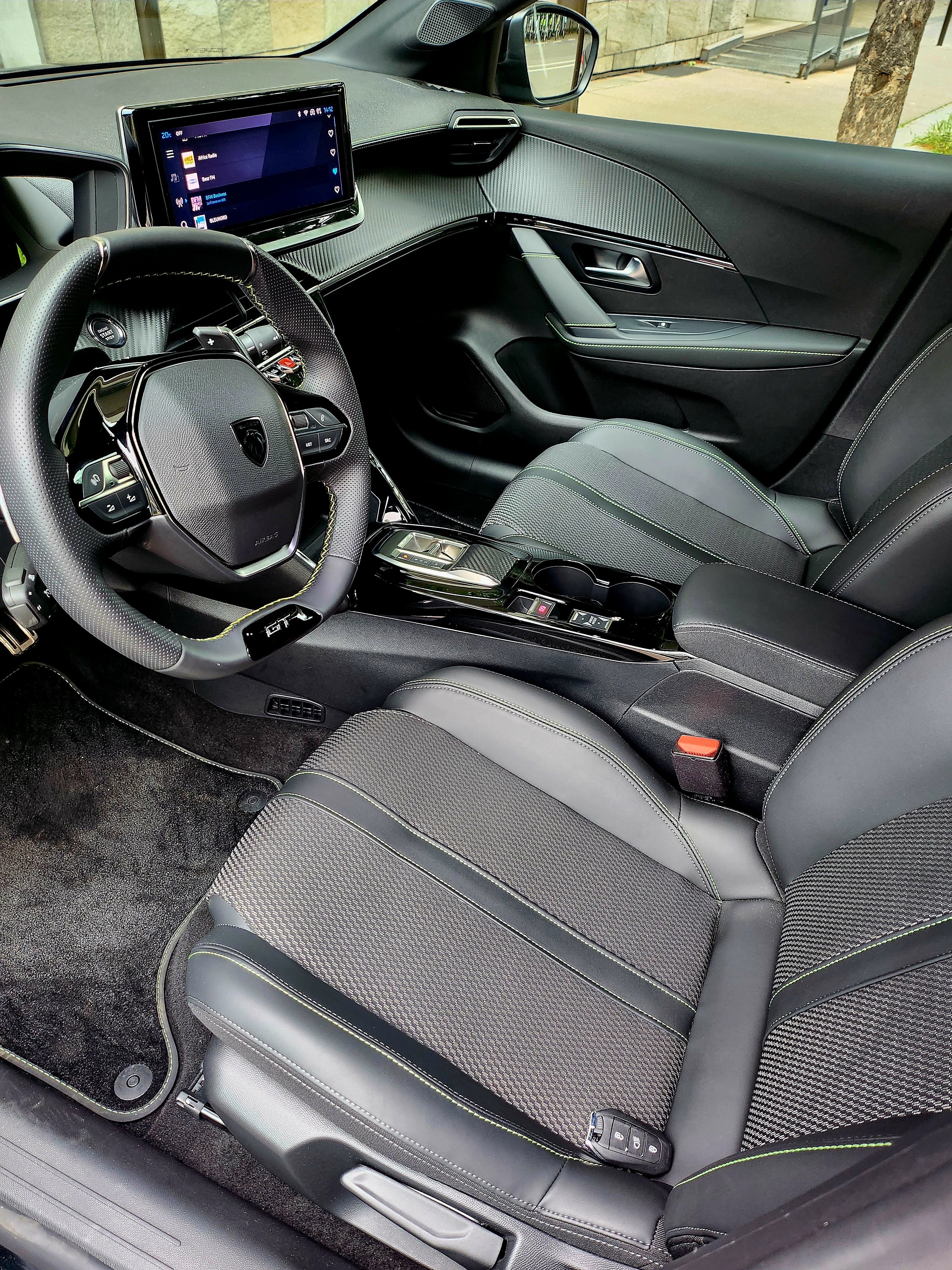 Peugeot 208 HYBRIDE (GR489) (Clim, Connectivité Smartphone, charge induction, ...) avec Audio Bluetooth