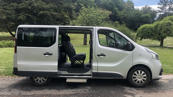 Renault Trafic Passenger Louez le Renault Trafic 9 places – Espace, Confort et Économie pour Tous Déplacements avec Entrée audio / iPod