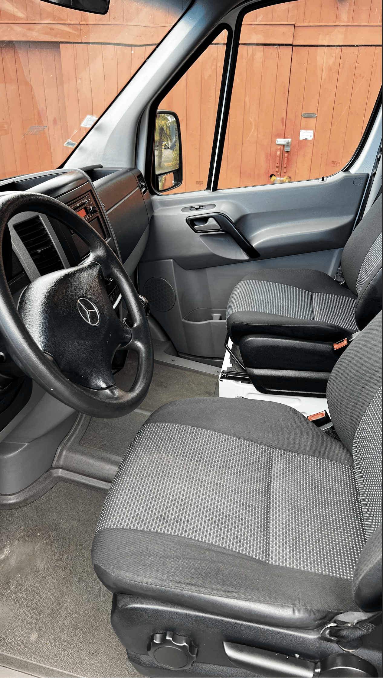 Mercedes-Benz Sprinter Combi Mini bus 8 places spacieux (accès handicapé). avec Accessible fauteuil roulant