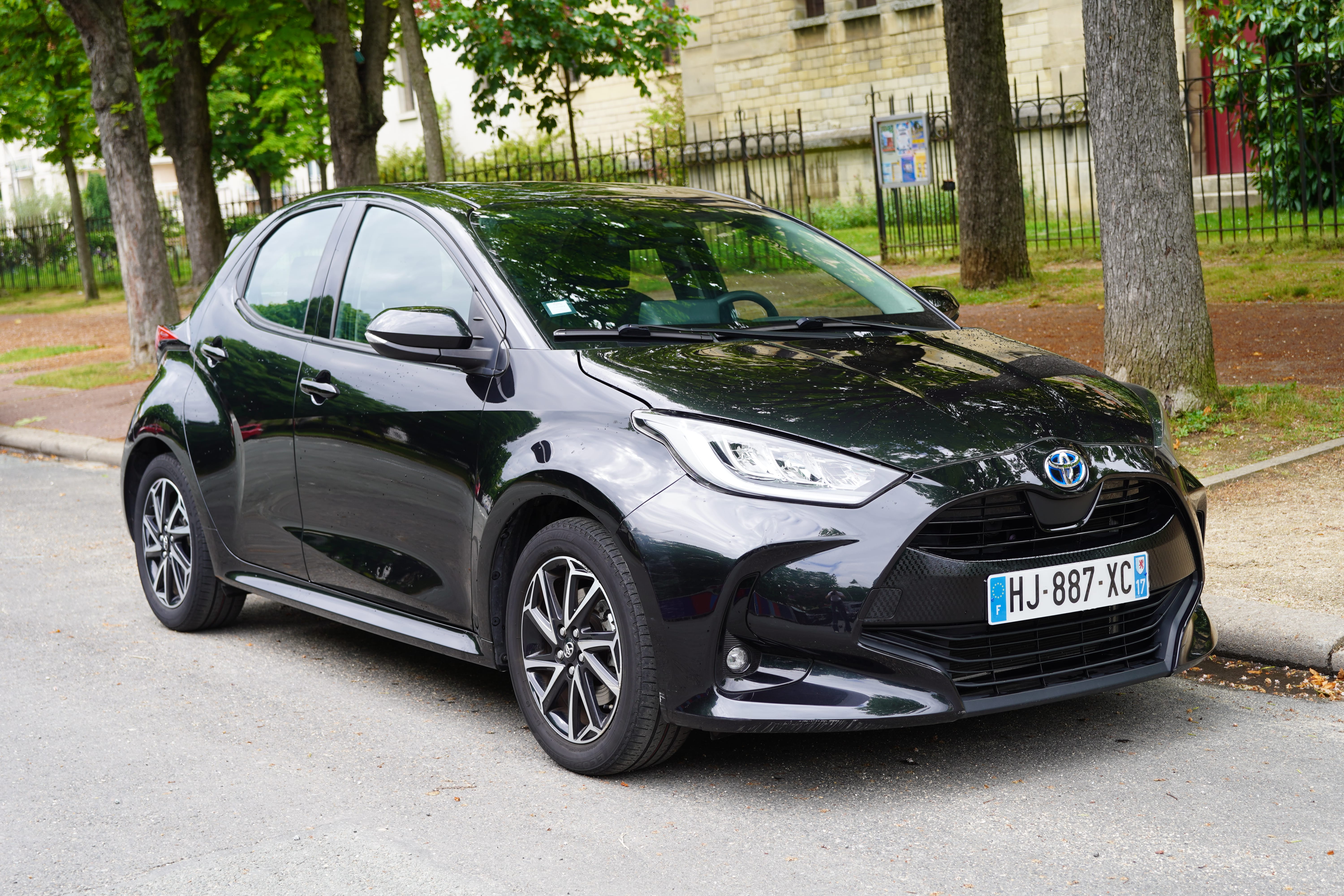 Toyota Yaris Hybride, 2022, Essence 95 / Électrique (hybride), automatique