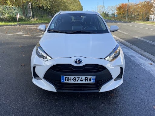 Toyota Yaris Hybride, 2022, Essence 95 / Électrique (hybride), automatique